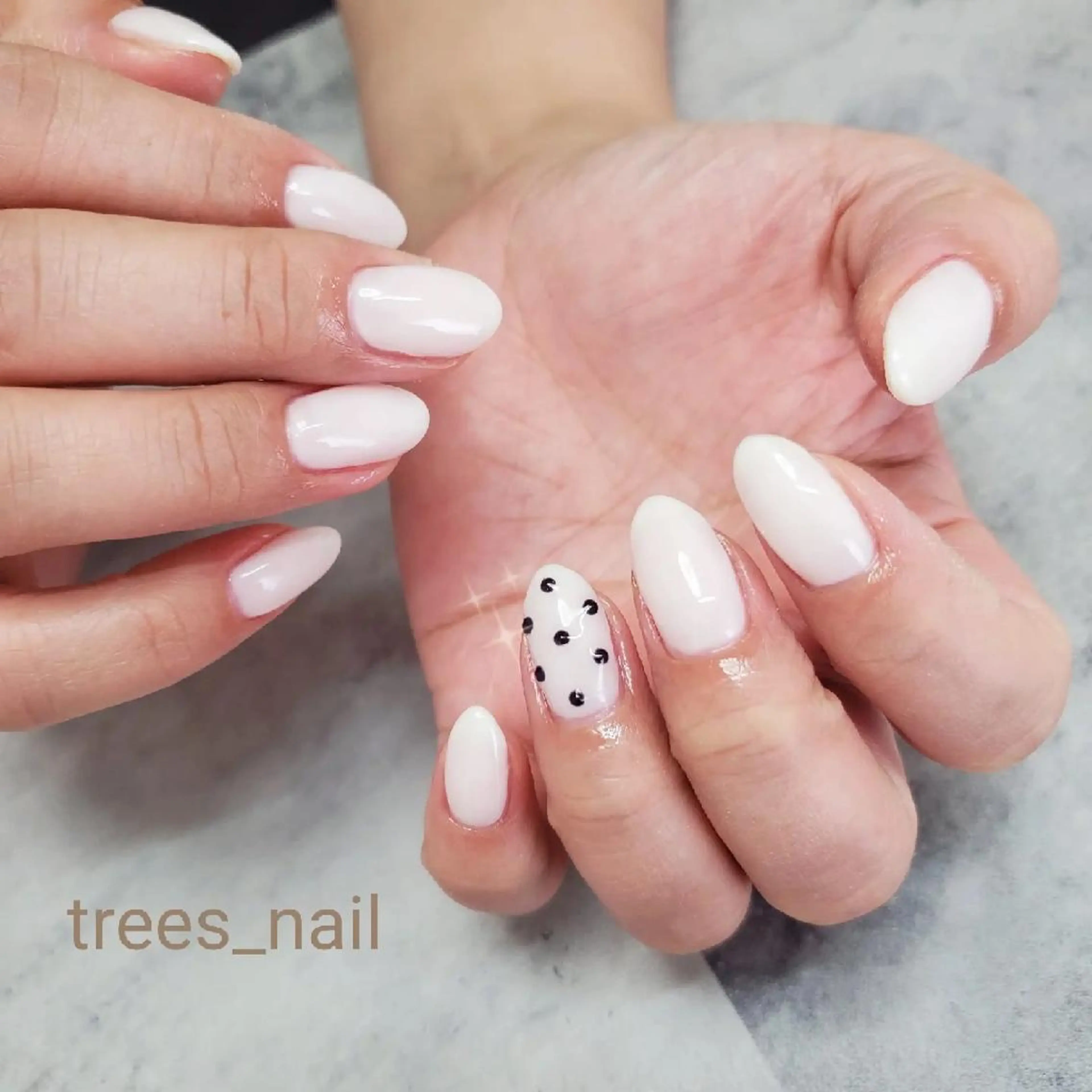 ネイル ドット シンプルネイル ストーンネイル ホワイト trees_ nailのネイルデザイン