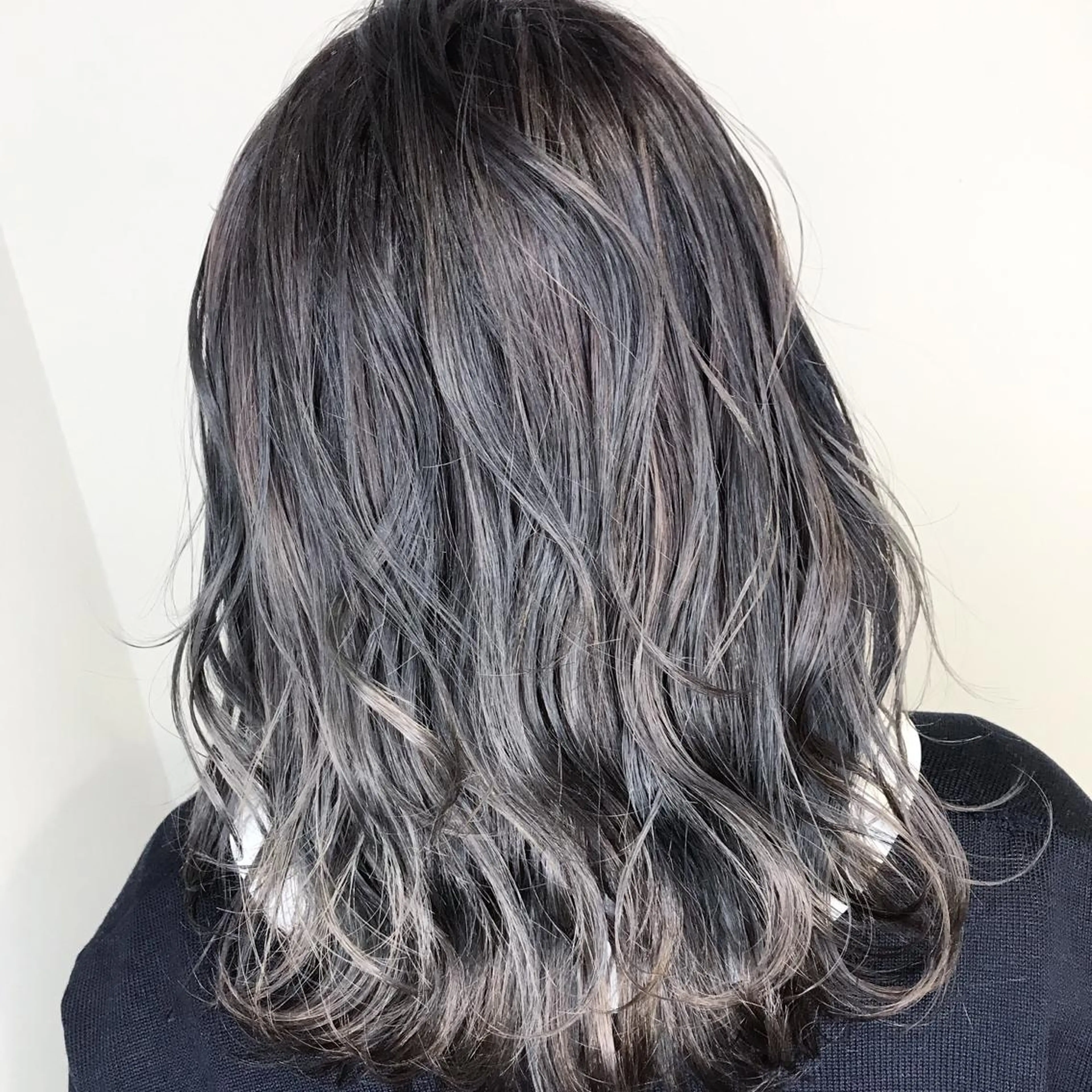 ショート カラー アッシュ アッシュグレー アッシュグレージュ バレイヤージュ ブリーチ AMI Hair  supply所属・髪質改善カラー 韓国風レイヤーのヘアスタイル