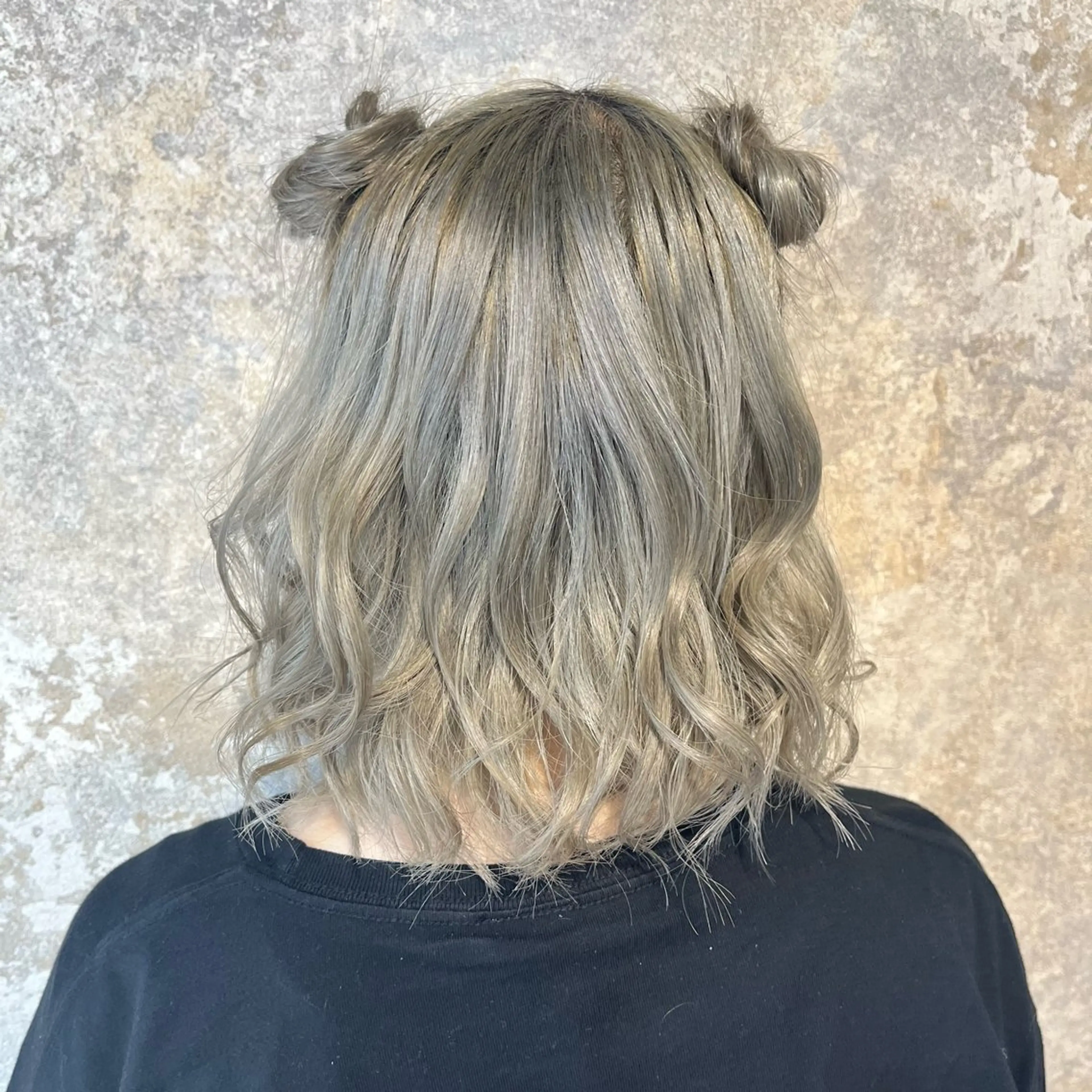 ミディアム カラー ヘアアレンジ ブリーチ ケアブリーチ デザインカラー グレージュ ハイトーンカラー 編み込みエクステ/ ハイトーン りょすけのヘアスタイル