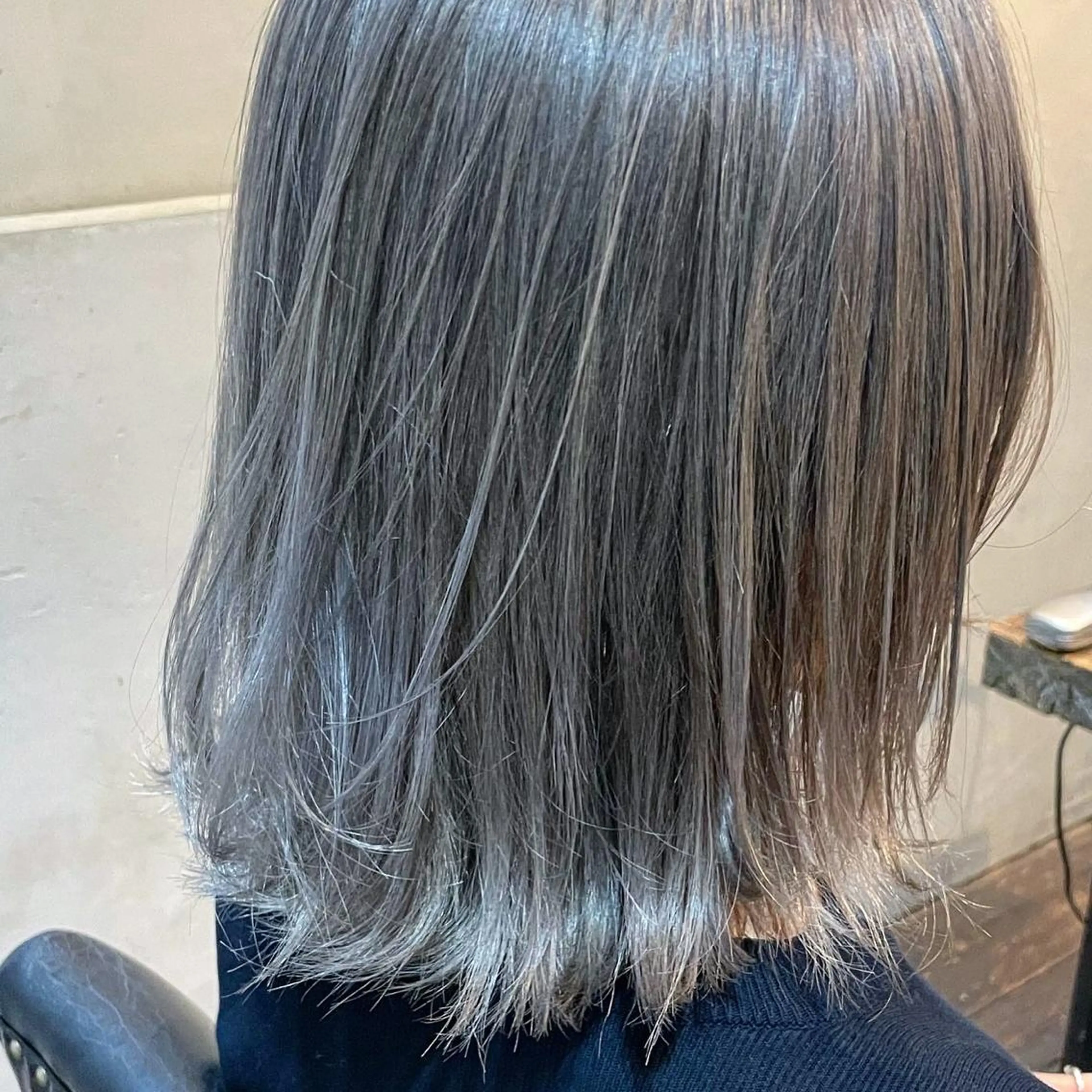 ミディアム カラー グレージュ シルバー 國井 廉のヘアスタイル