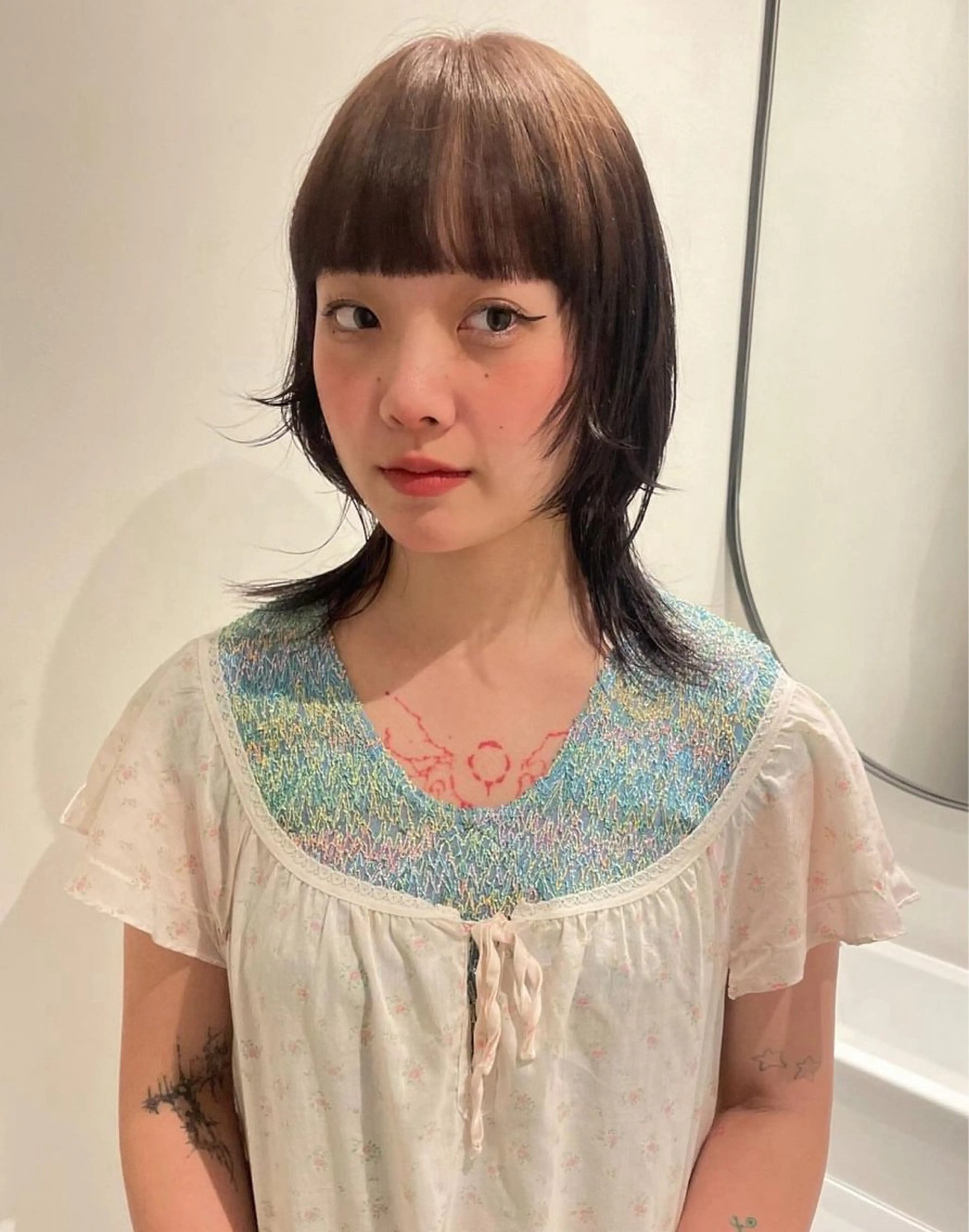 ミディアム カラー ベージュカラー ブリーチ ブラウンカラー ケアブリーチ デザインカラー ヘアカラー トリートメント MIU/ルーツカラー 顔まわりレイヤーのヘアスタイル