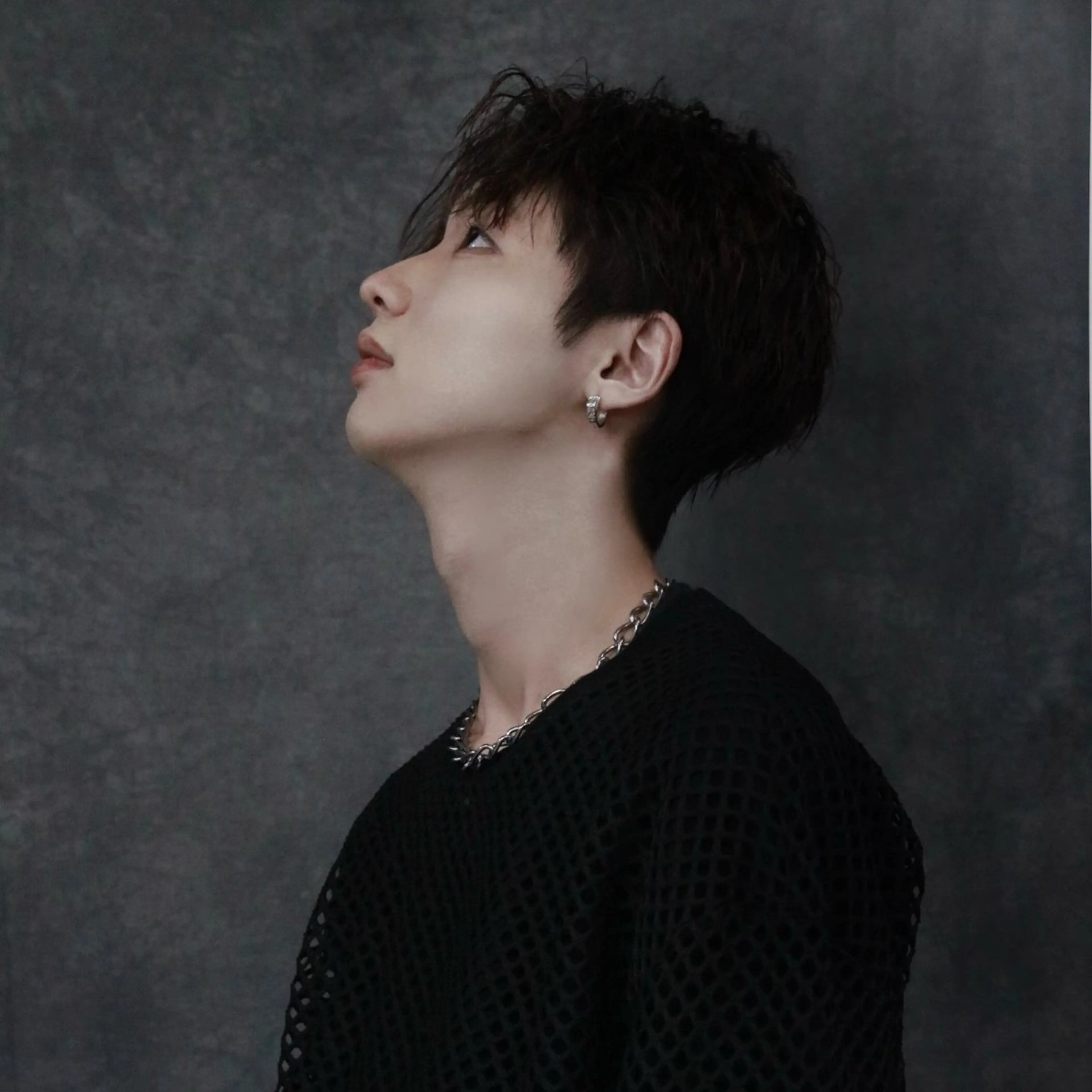 ショート メンズ メンズブリーチ センターパート ダウンパーマ メンズハイトーン メンズ韓国風 RACCOON.TOKYO 渋谷店所属・メンズカット特化🐺 ウルフ[店長]置塩祥のヘアスタイル