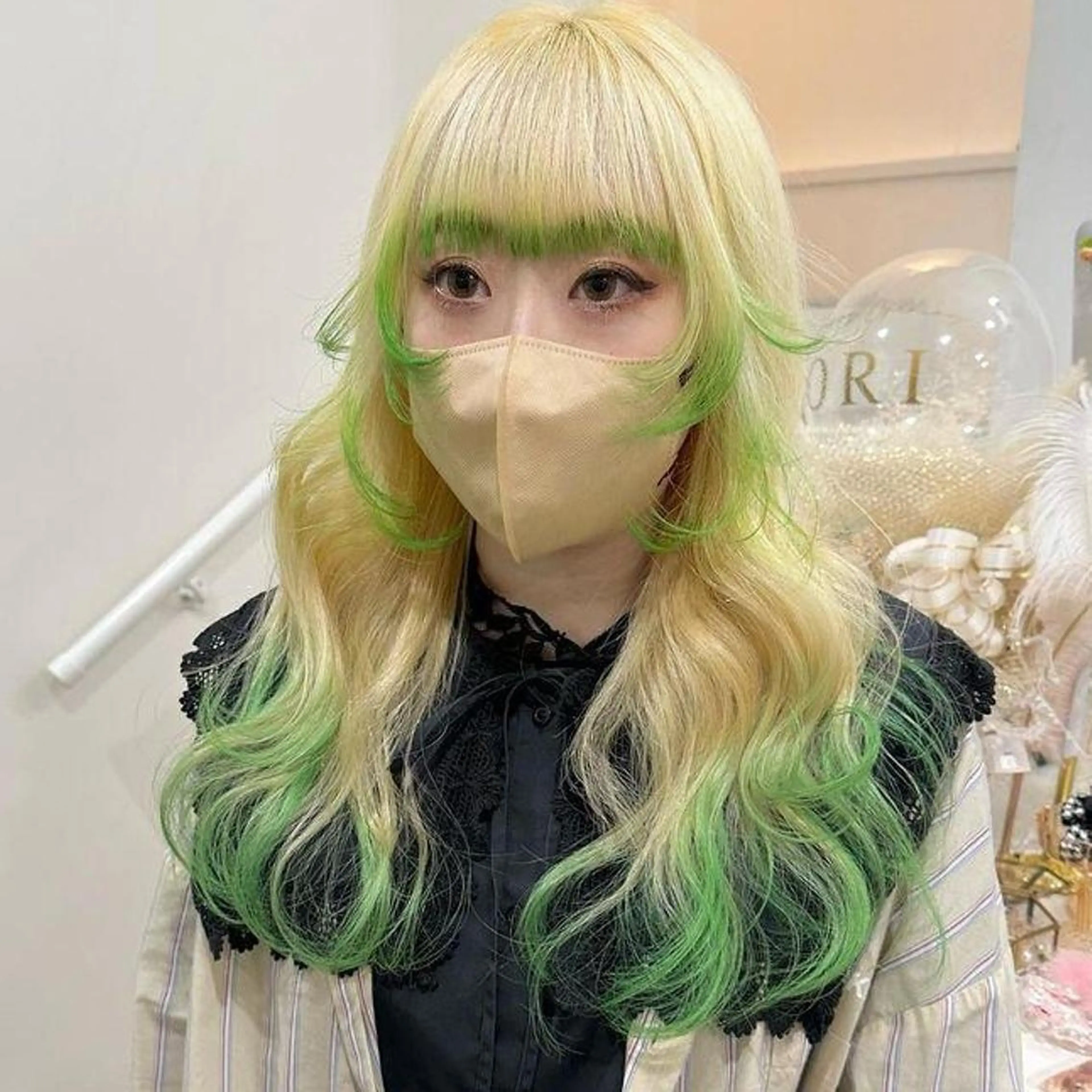 ロング カラー ブロンド 顔周りカット ORIKA 美容室のヘアスタイル