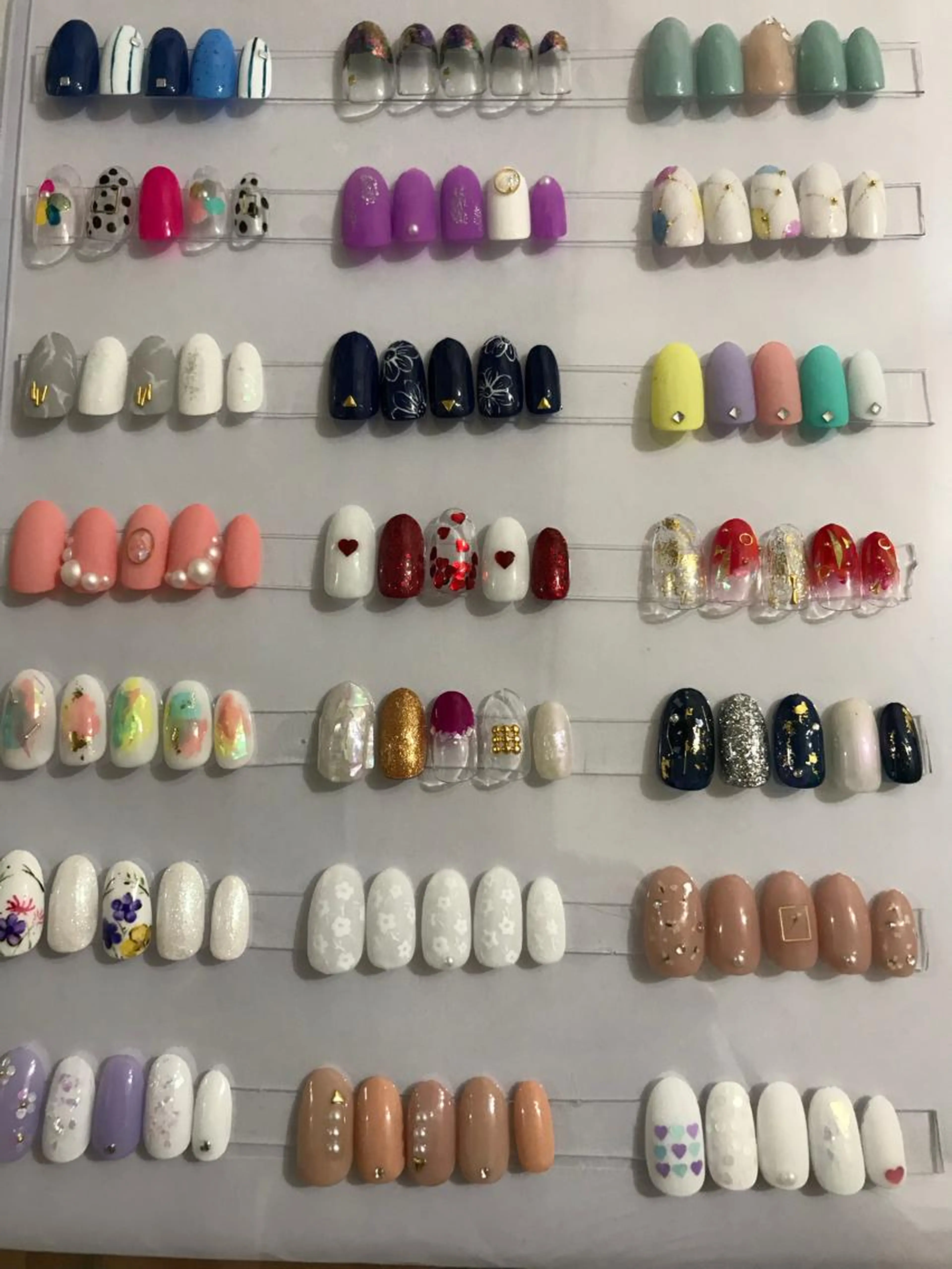 ハンド選べる定額ネイル  オフ別　デザインの中からお選びください。の写真