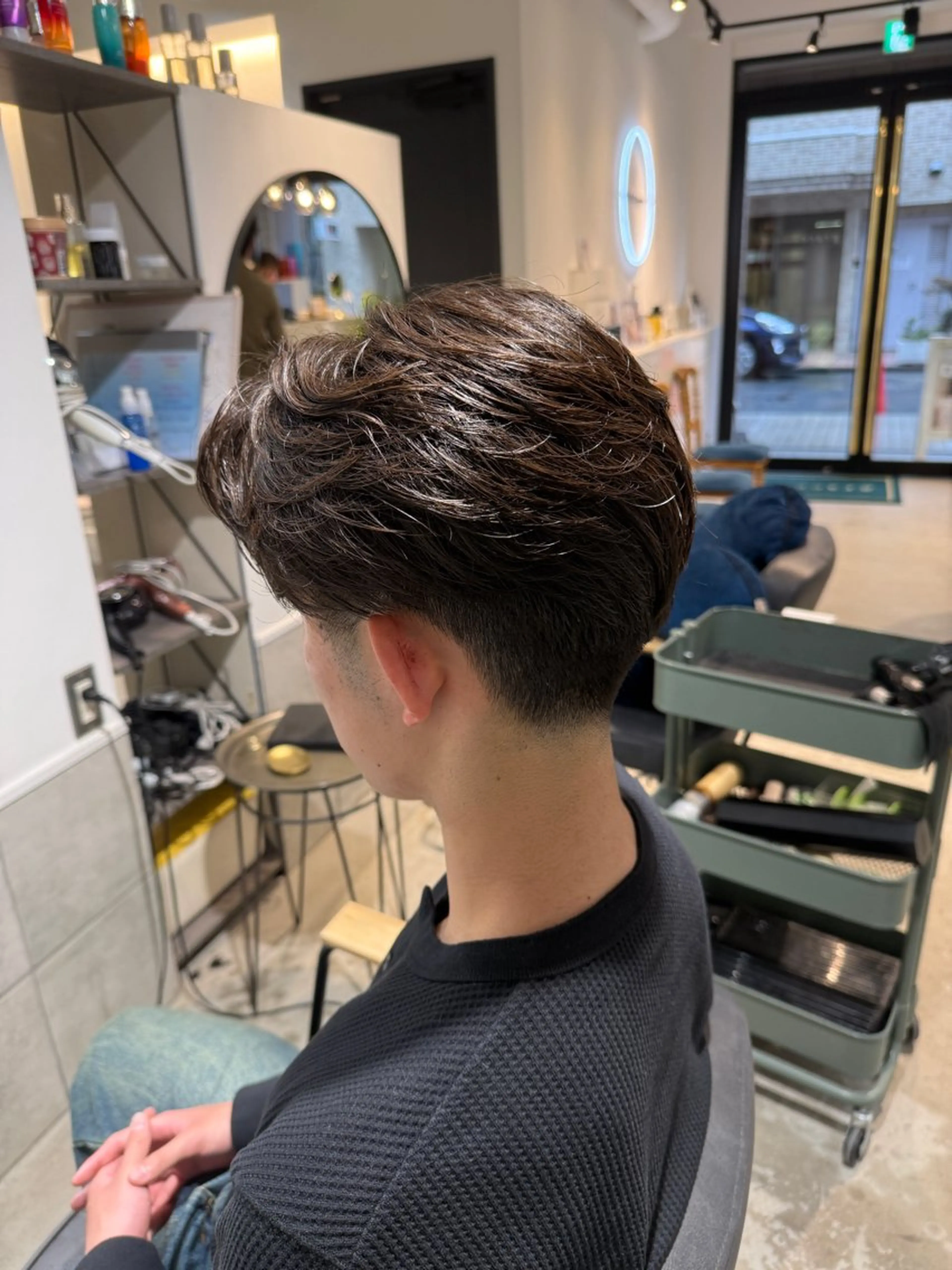 ショート パーマ メンズ センターパート フェザーパーマ メンズ韓国風 メンズパーマ 韓国風ヘア カット パーマ メンズカットパーマ ✂️ JOYAのヘアスタイル