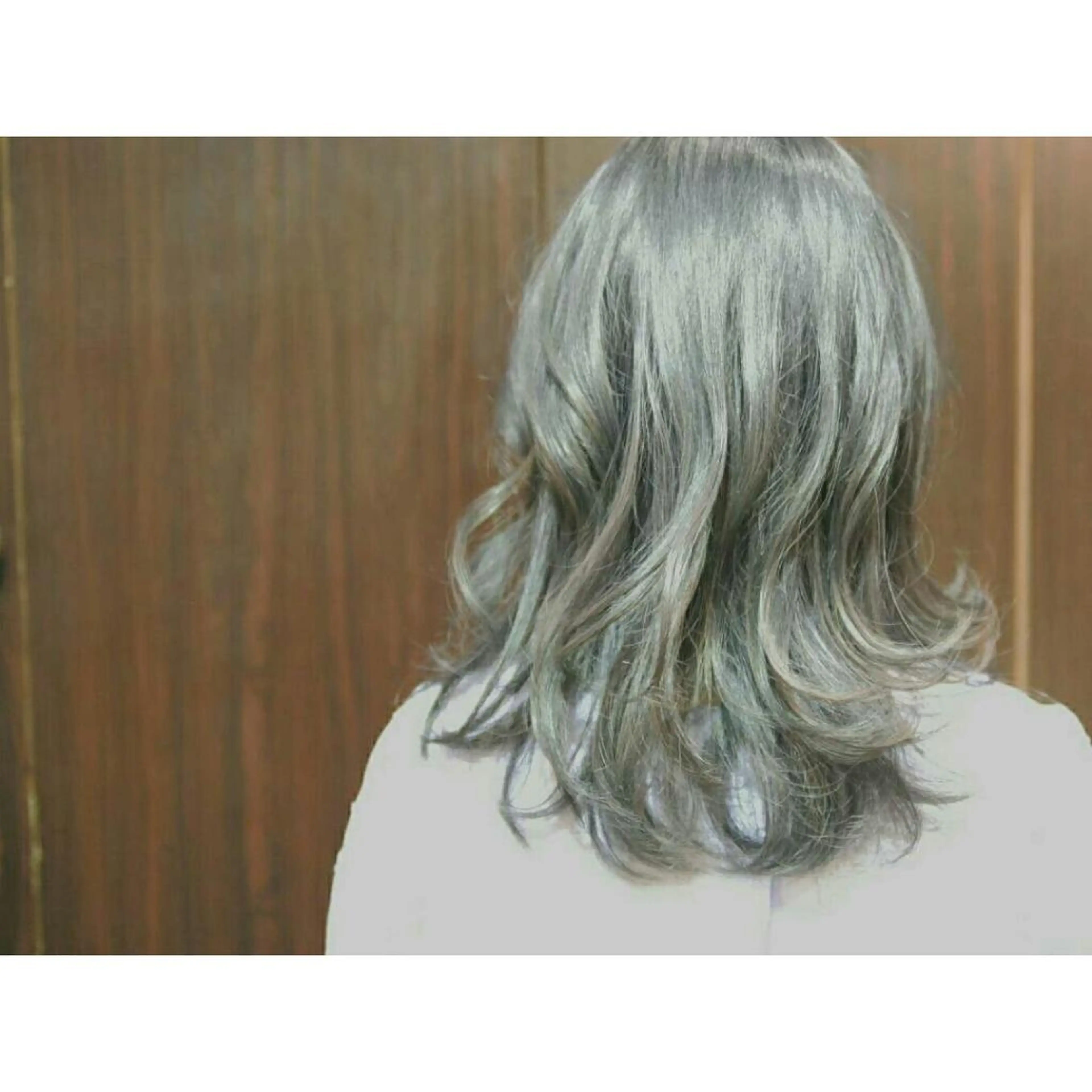 セミロング カラー グラデーションカラー 艶髪✨ハイトーン ✨ホワイト✨北宗一郎のヘアスタイル