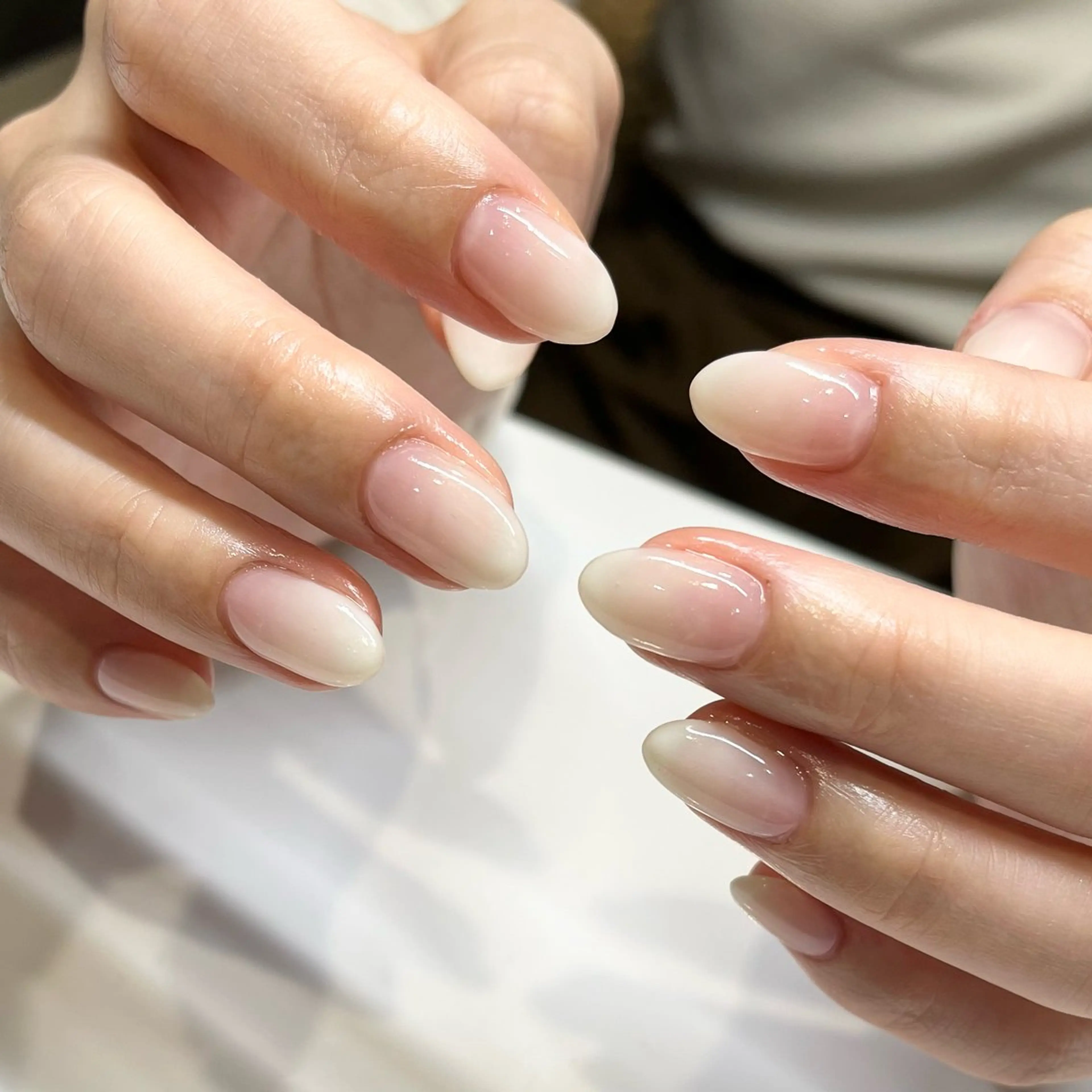 ネイル グラデーション ホワイト ハンドネイル WELINA CHIHIROのネイルデザイン