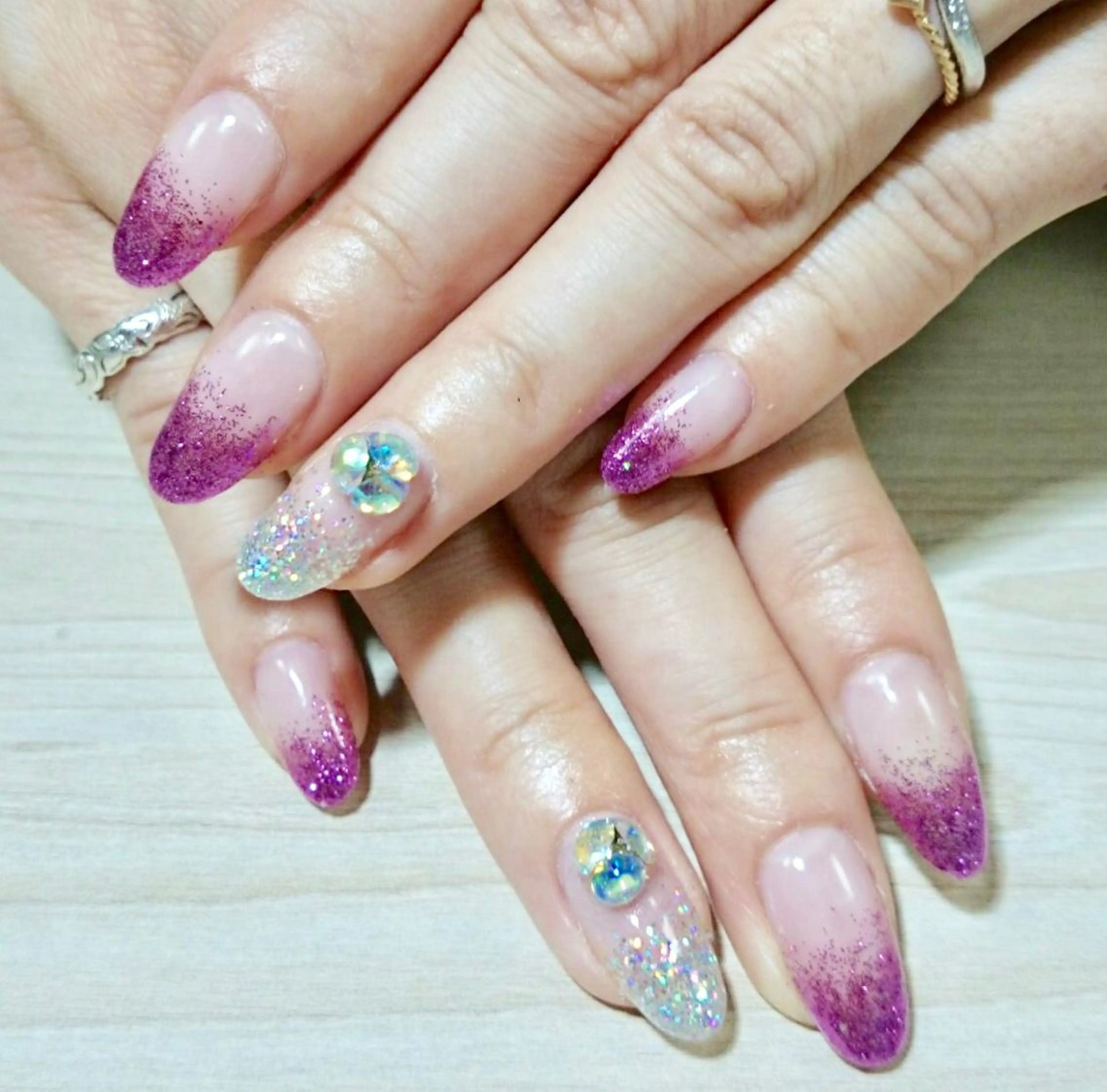 ネイル 長さ出し グラデーション ラメ(グリッター) ラメグラデーション 安藤 Charlotteのネイルデザイン