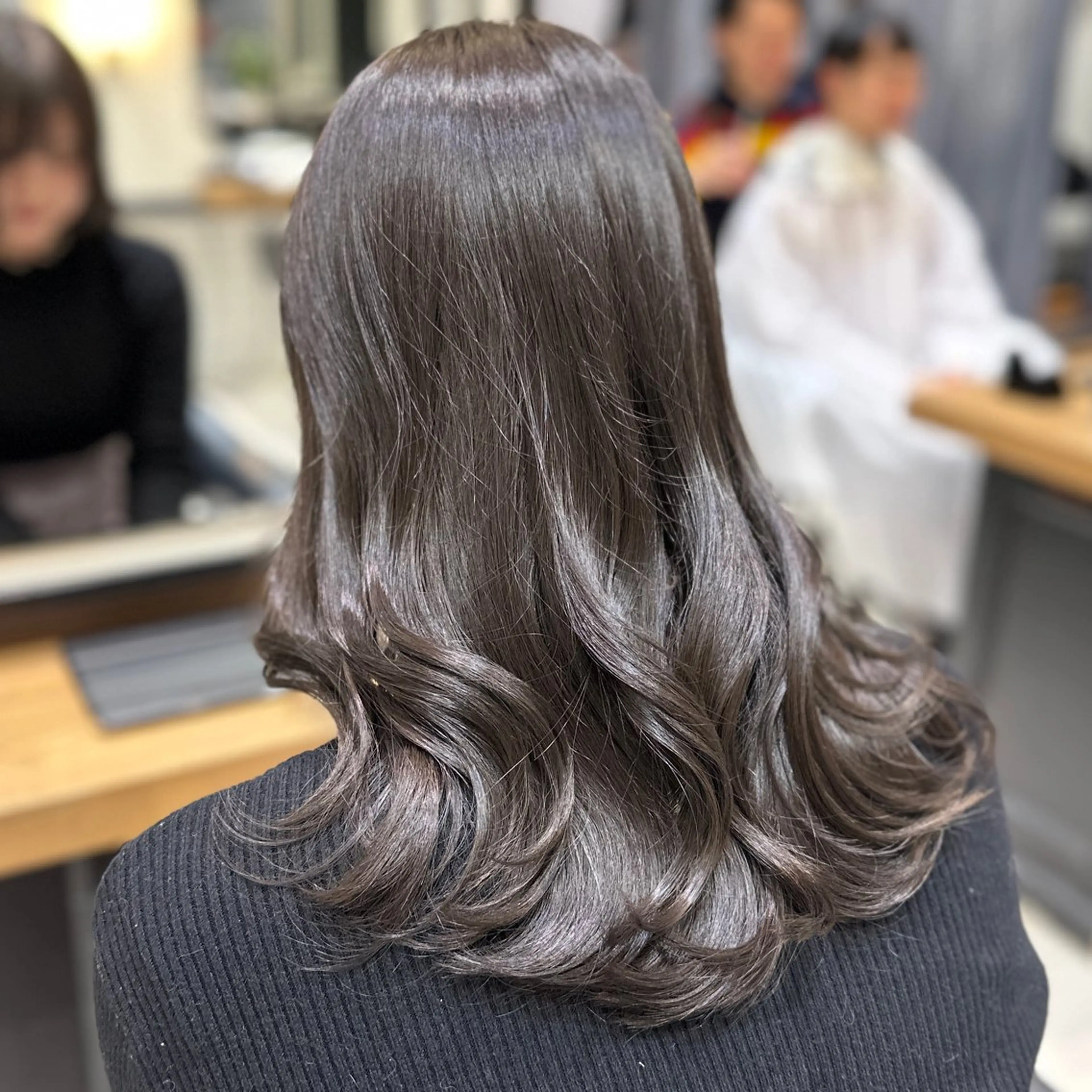 セミロング カラー 透明感カラー グレージュ オリーブグレージュ オリーブグレー レイヤー/グレージュ メンズパーマのヘアスタイル