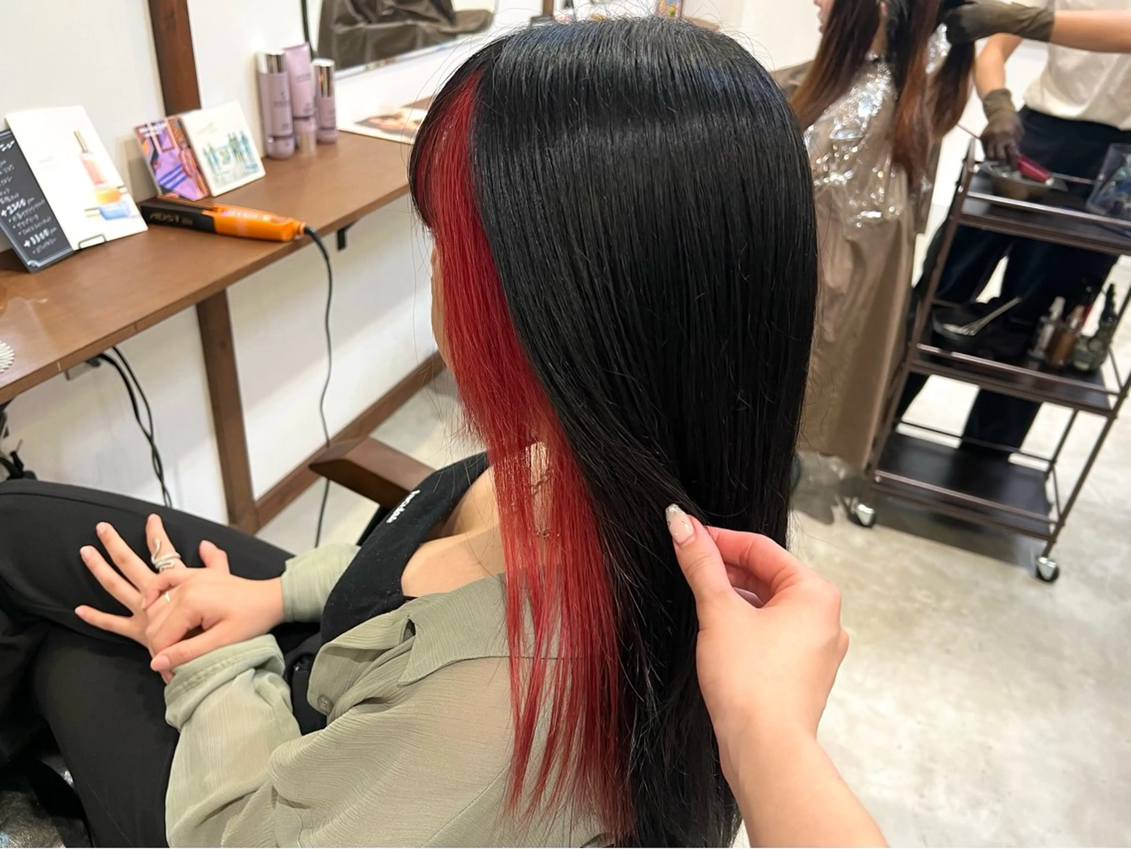 ロング カラー インナーカラー ヘアカラー トリートメント Ami ブリーチ/ハイトーンのヘアスタイル