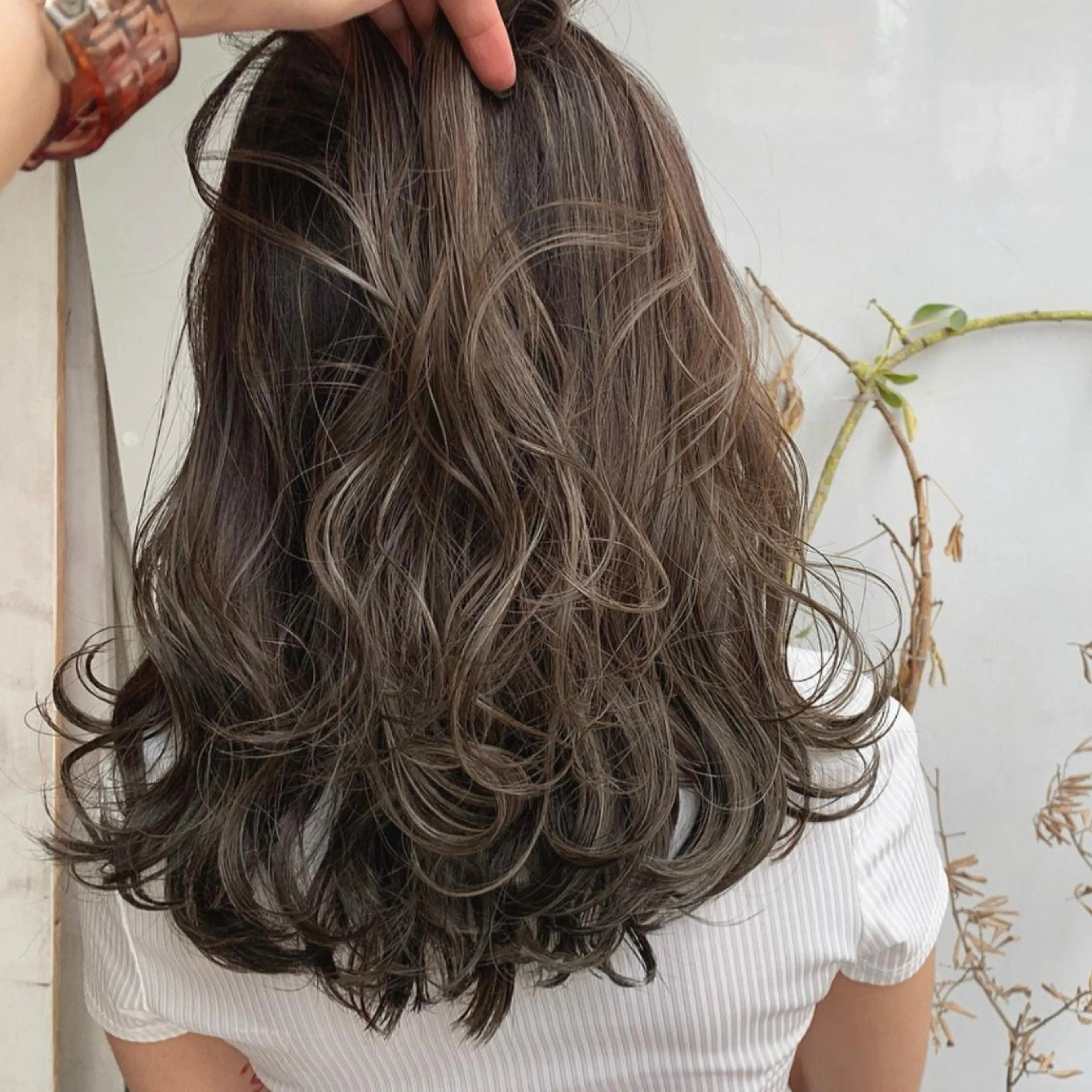 ロング カラー グレージュ ハイライトカラー ハイライト ヘアカラー あべ ゆうかのヘアスタイル