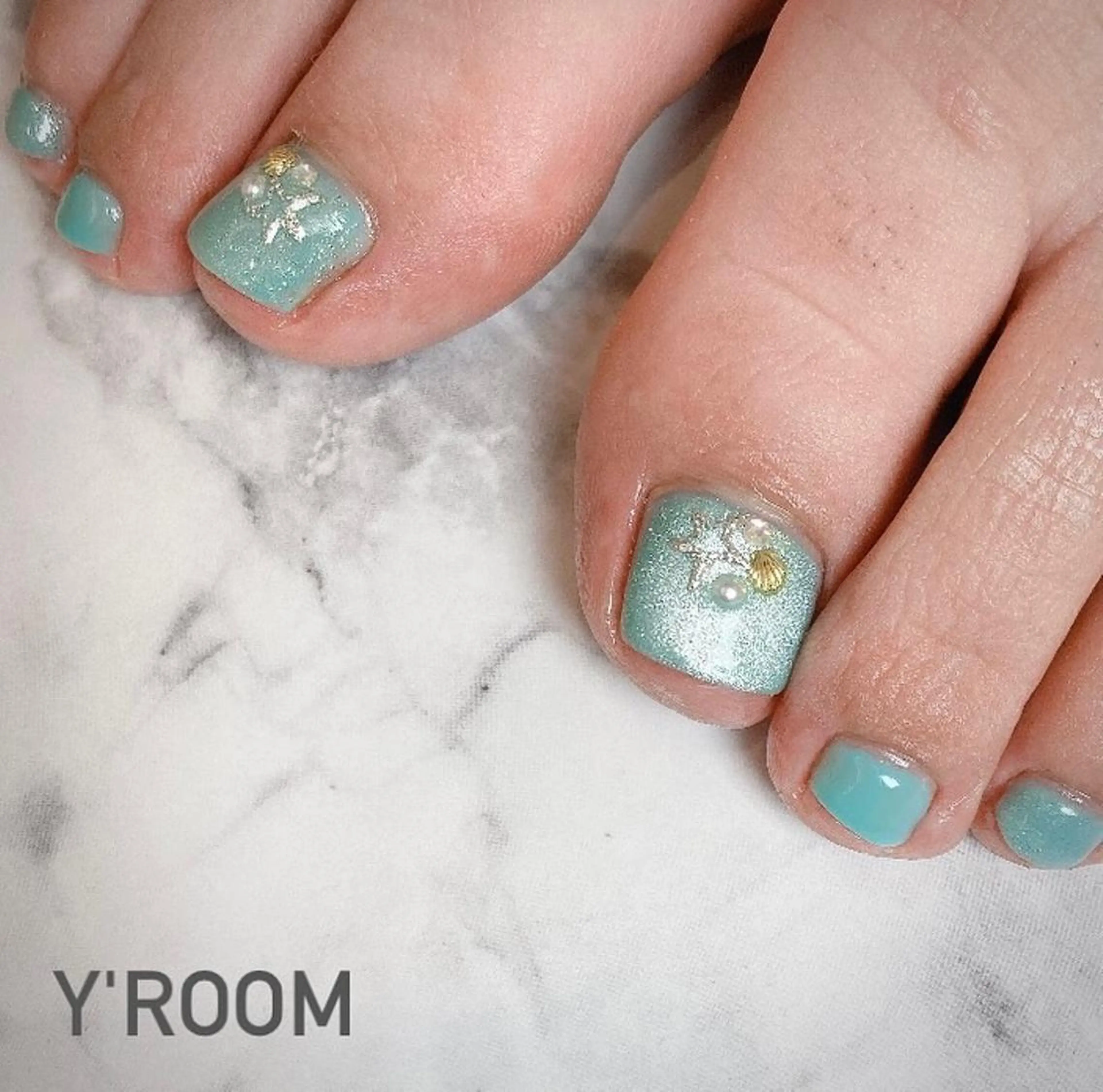 ネイル オーロラネイル フラッシュネイル フットネイル ジェルネイル 氷ネイル・うるうるネイル YUKA （ネイリスト）のネイルデザイン