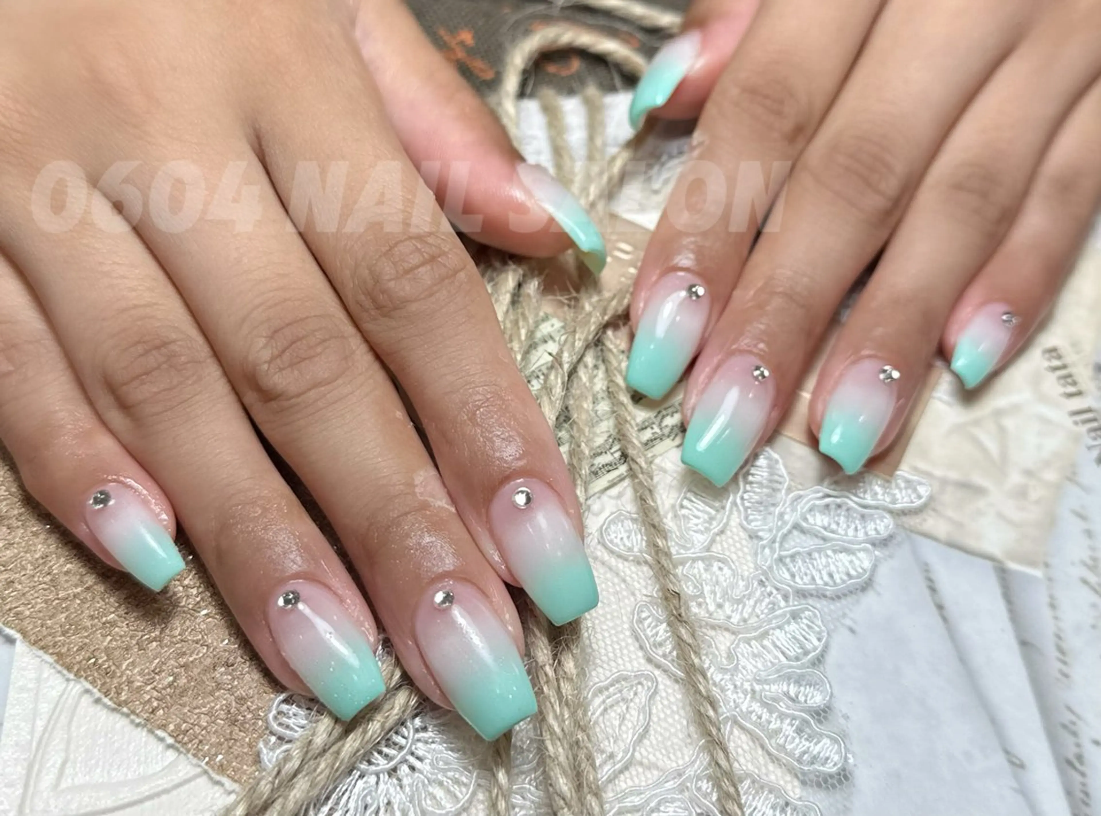 ネイル ストーンネイル ishiro 🍂のネイルデザイン