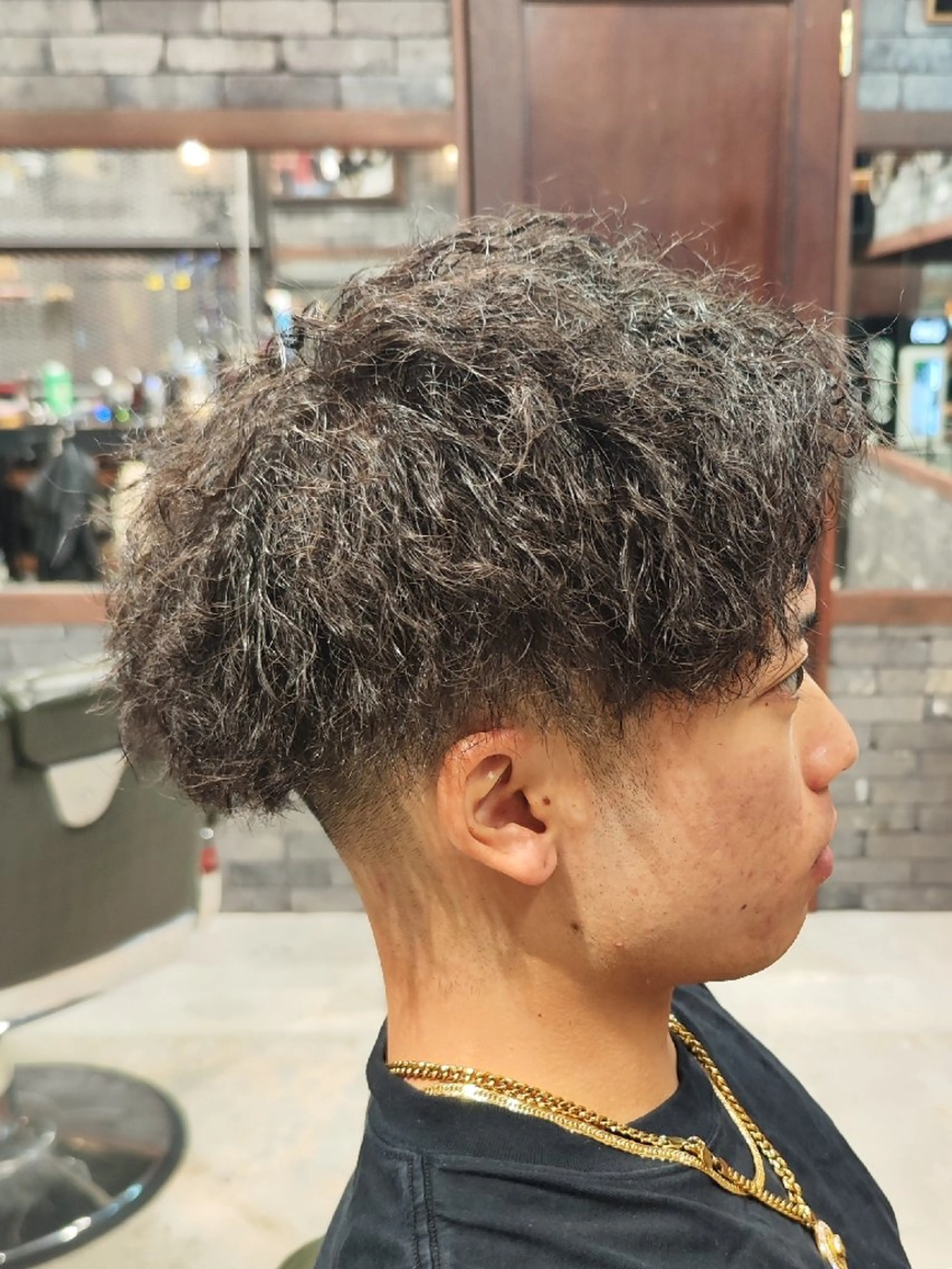 ミディアム パーマ メンズ ミディアムパーマ フェードカット メンズパーマ スキンフェード メンズツイストパーマ FourCornersCutShop3/cent栄フェード刈り上げメンズ専門所属・フェード/パーマ☀ 安部佑希のヘアスタイル