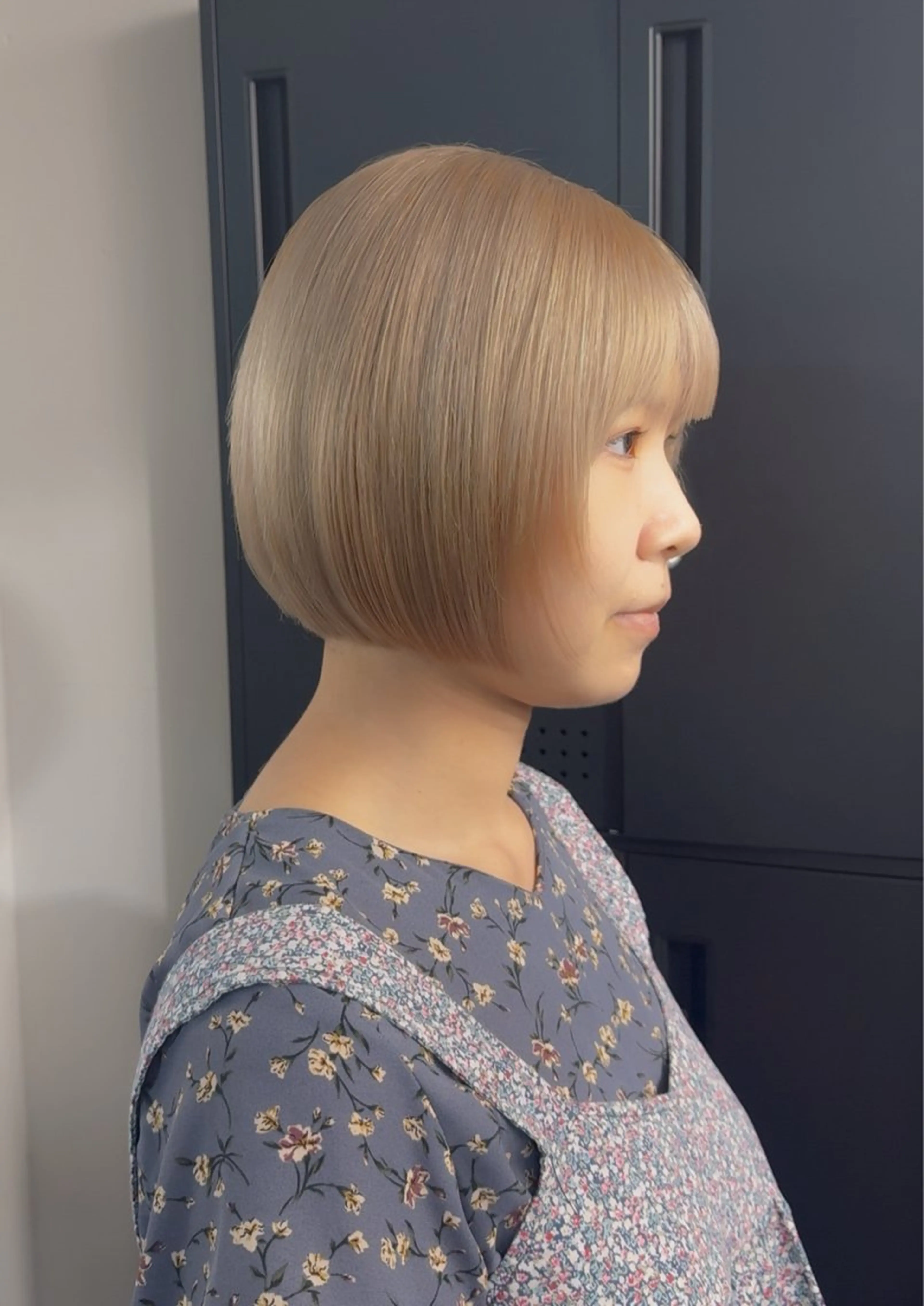 ショート カラー ベージュカラー ハイトーンカラー ミルクティーベージュ ボブ ヘアカラー トリートメント 新宿/ハイトーン /パーマ/戸羽のヘアスタイル