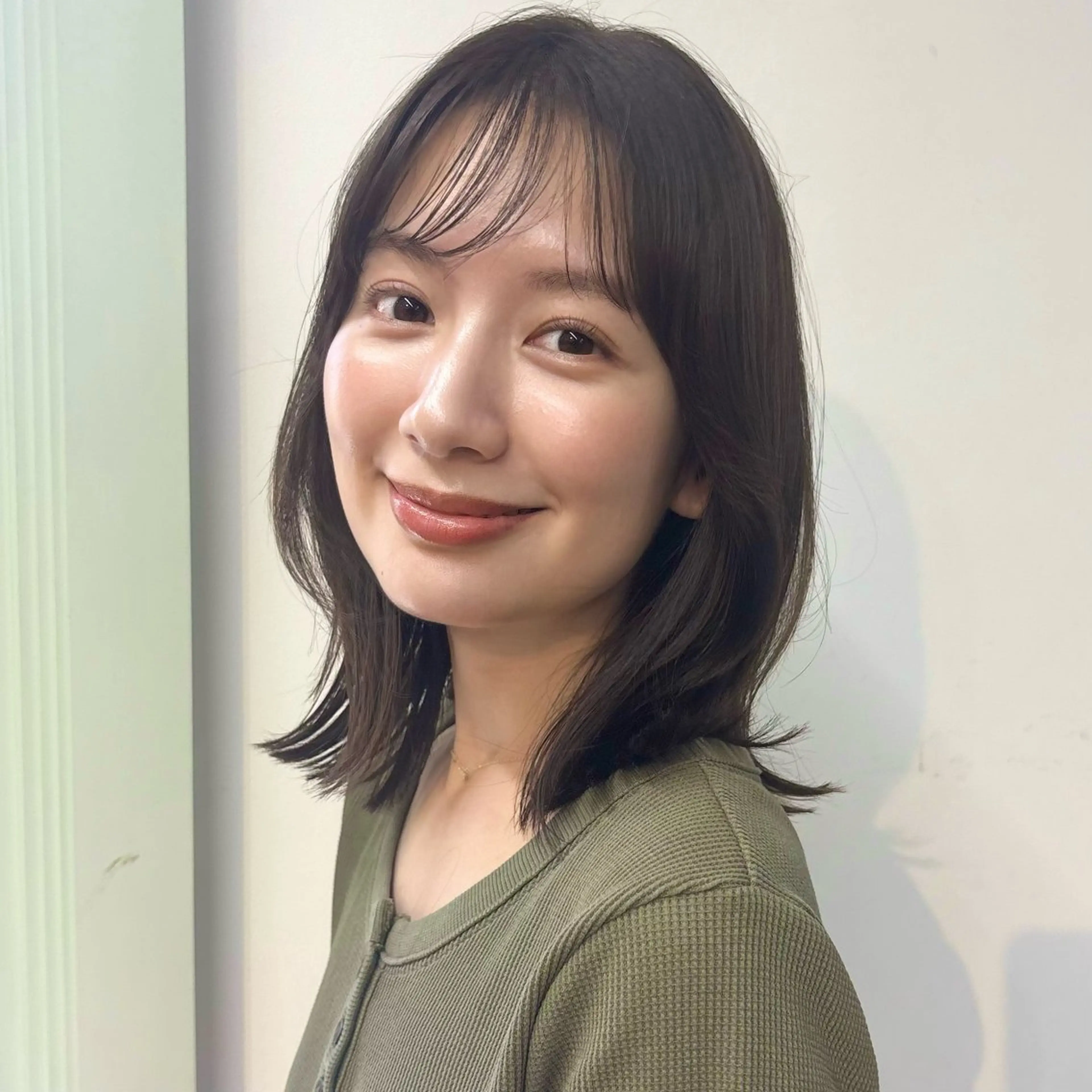 ミディアム カラー ブラウンカラー 透明感カラー オリーブブラウン くびれヘア カット ヘアカラー あやめ【顔まわり/レ イヤー/柔らかカラ】のヘアスタイル