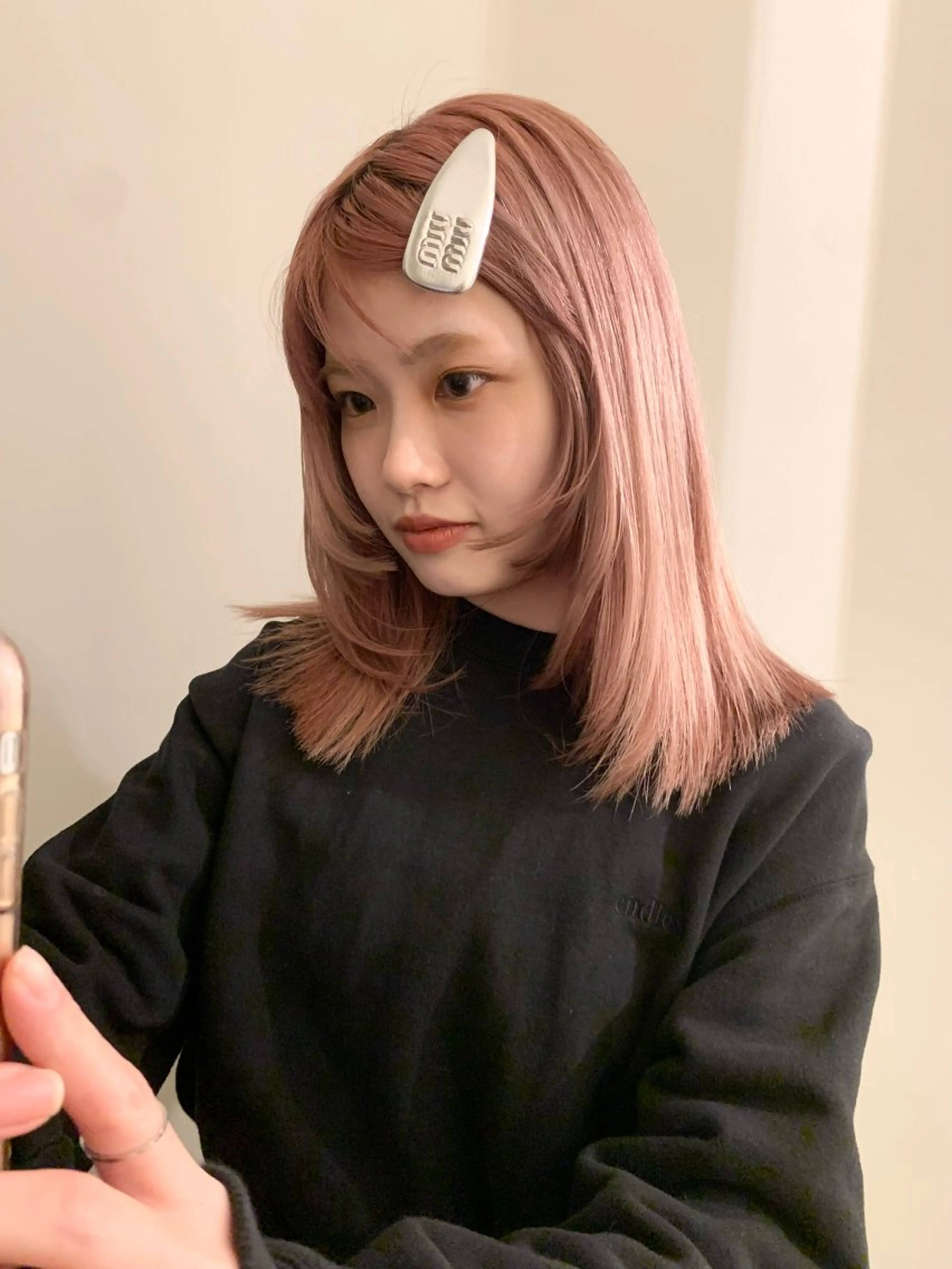 セミロング カラー ブリーチ ピンクカラー レイヤーカット カット ヘアカラー 落合希 Olivebeigeのヘアスタイル