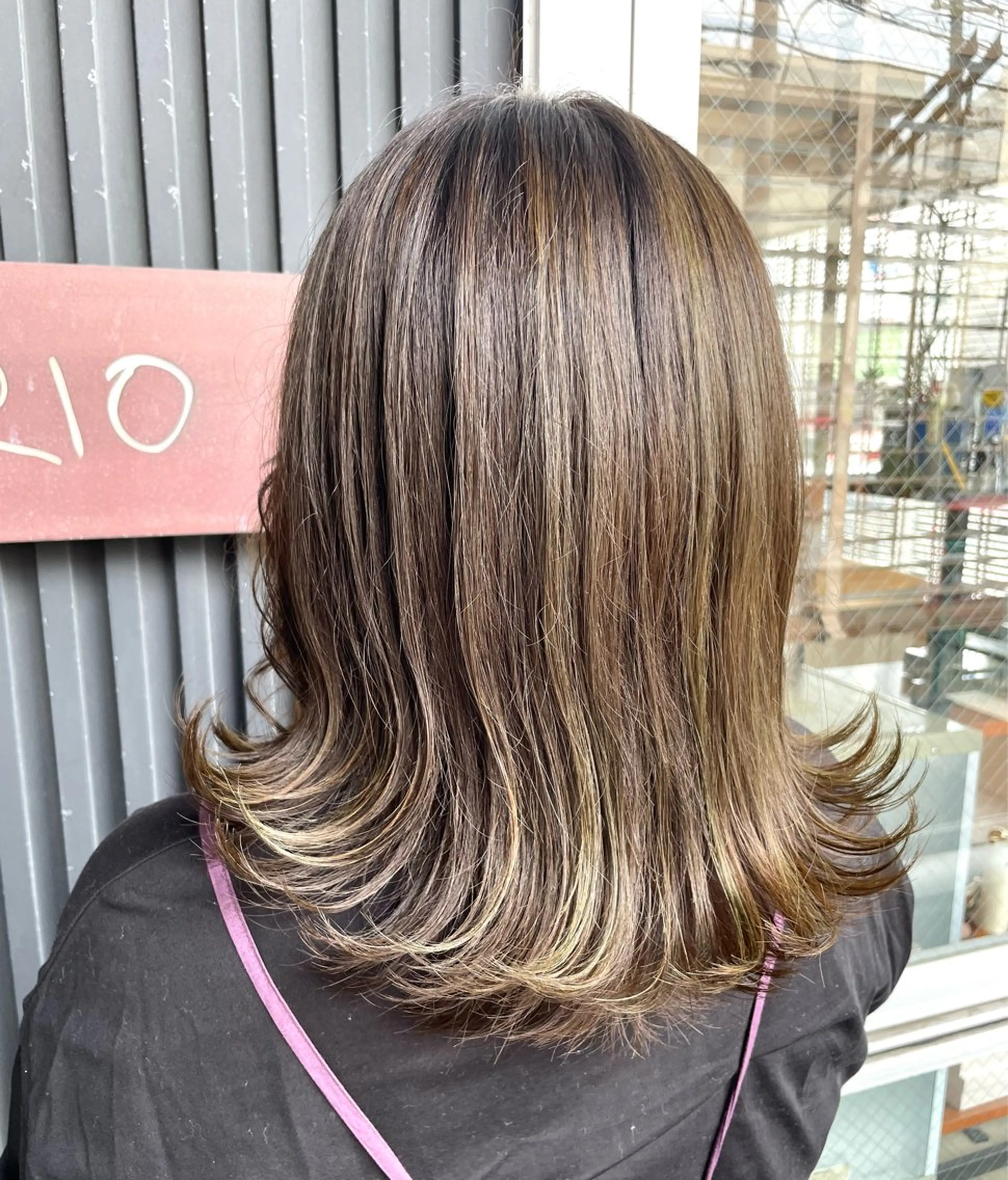 ミディアム カラー 畠山 莉緒のヘアスタイル