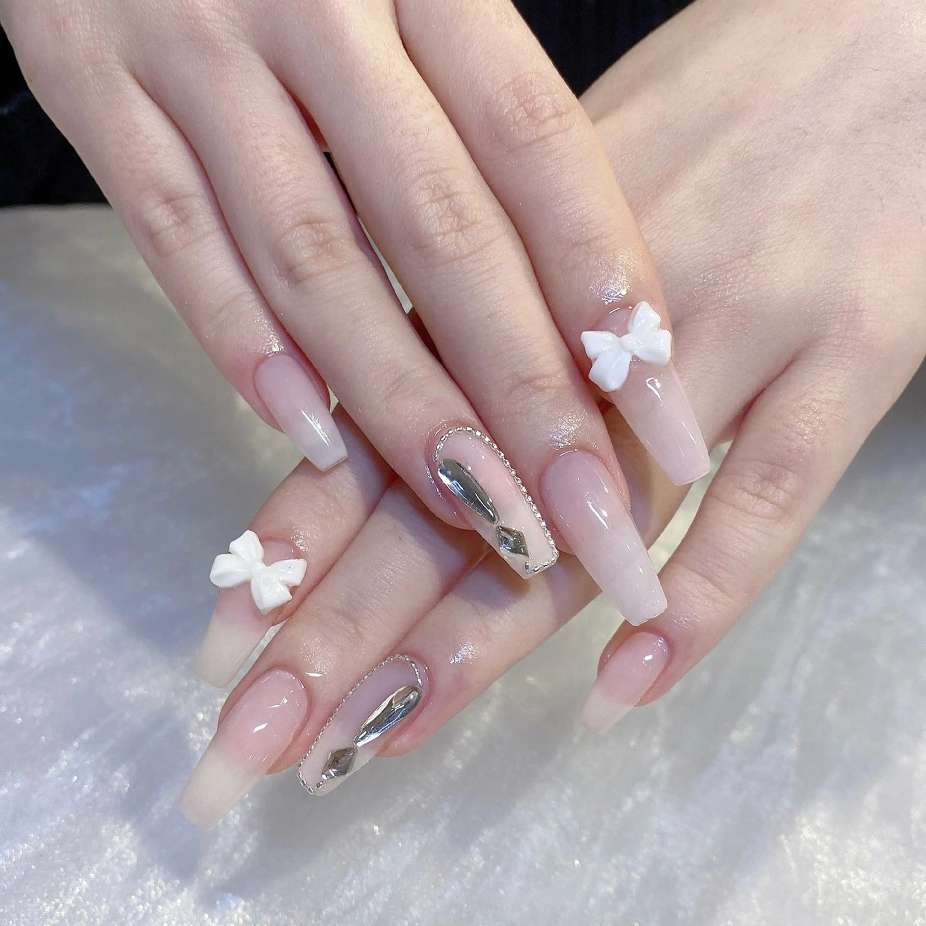 ネイル ガーリー ワンホンネイル ホワイト 冬ネイル クリスマス ハンドネイル Sayaka 🎀のネイルデザイン