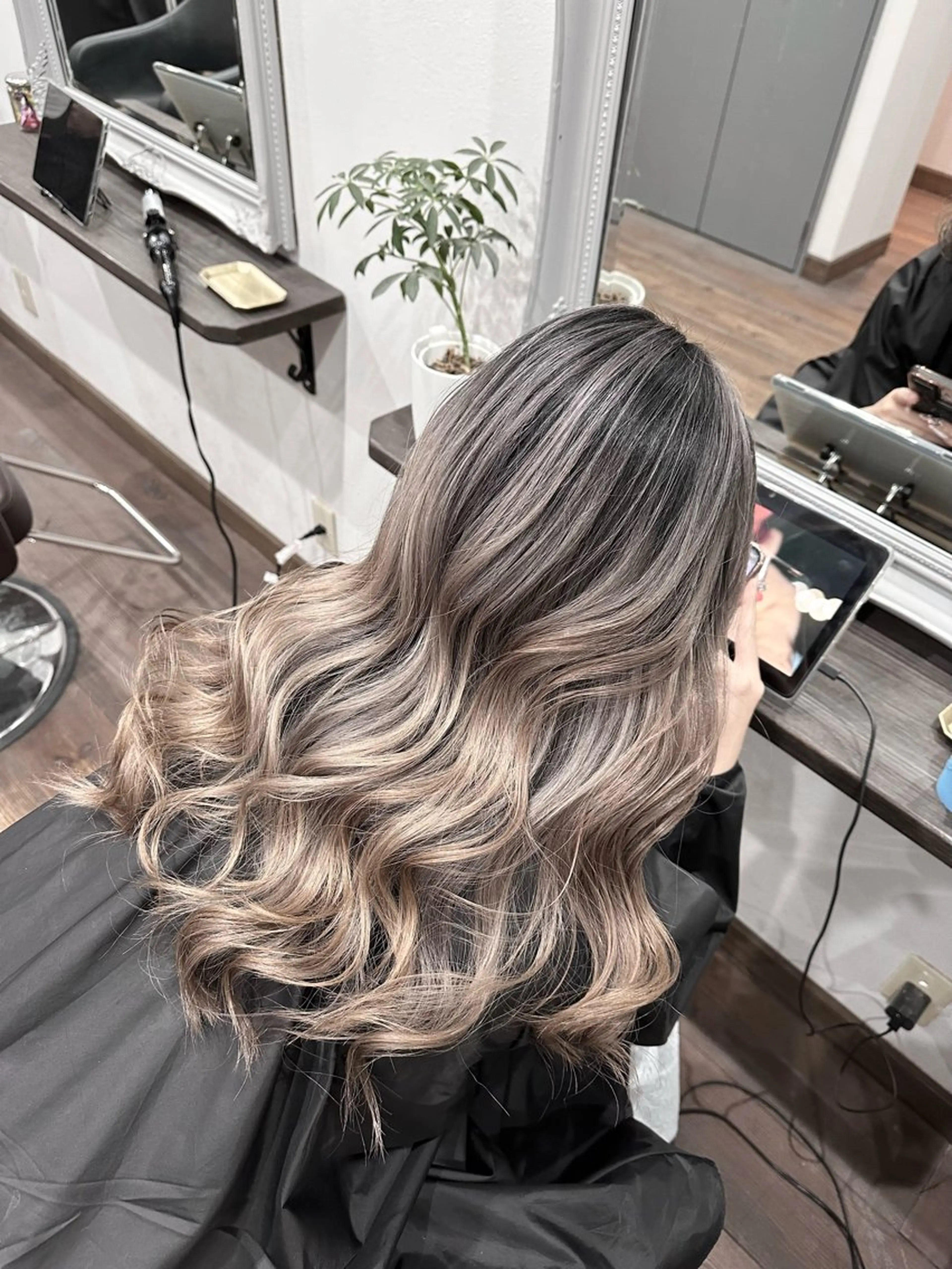 ロング レイヤーカット カット ヘアカラー トリートメント _White広島所属・バレイヤージュ 隅中秀弥のヘアスタイル