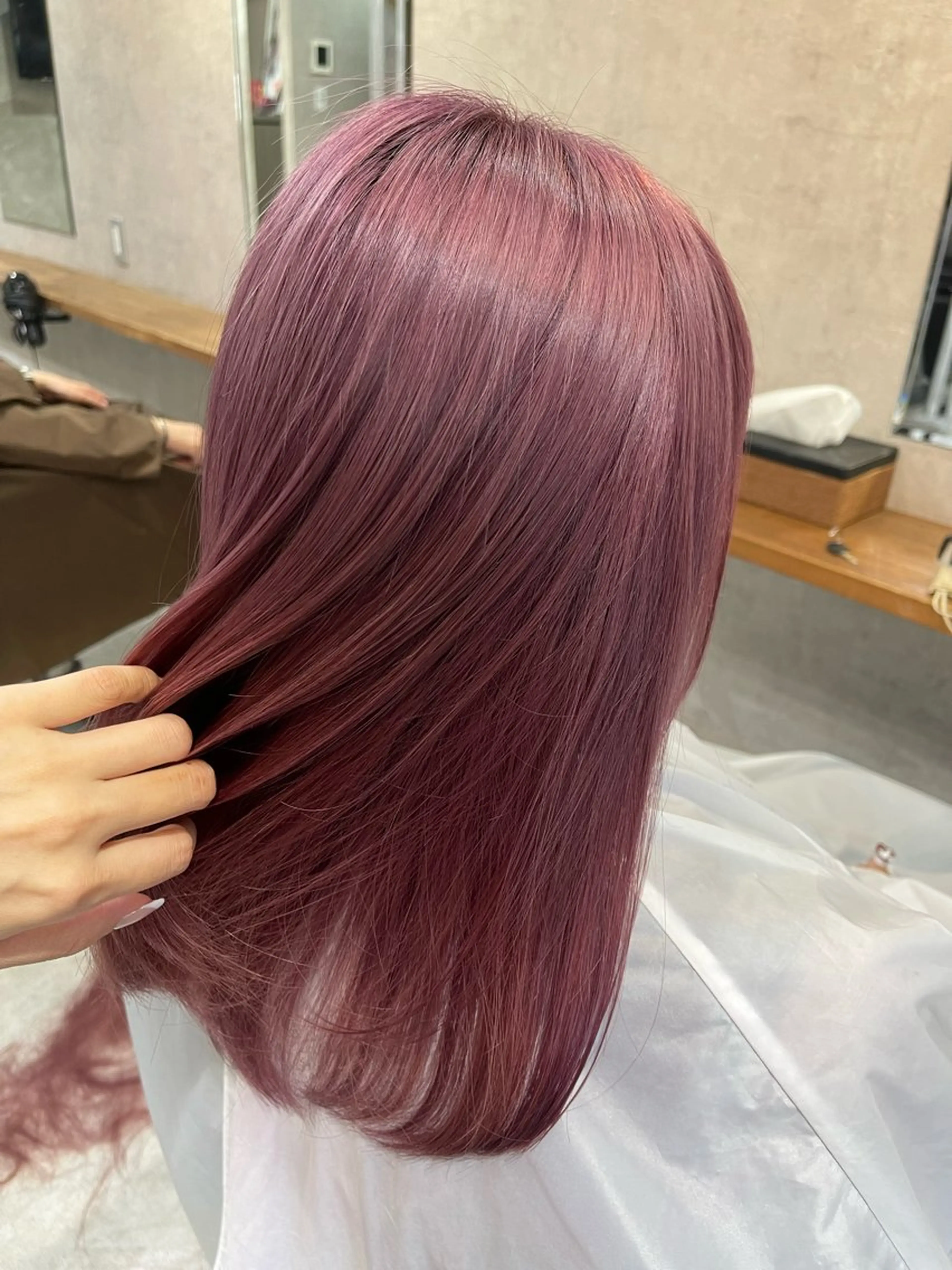 セミロング カラー ブリーチ ボルドーカラー ピンクカラー ヘアカラー 松井那津子 /ハイライトブリーチのヘアスタイル