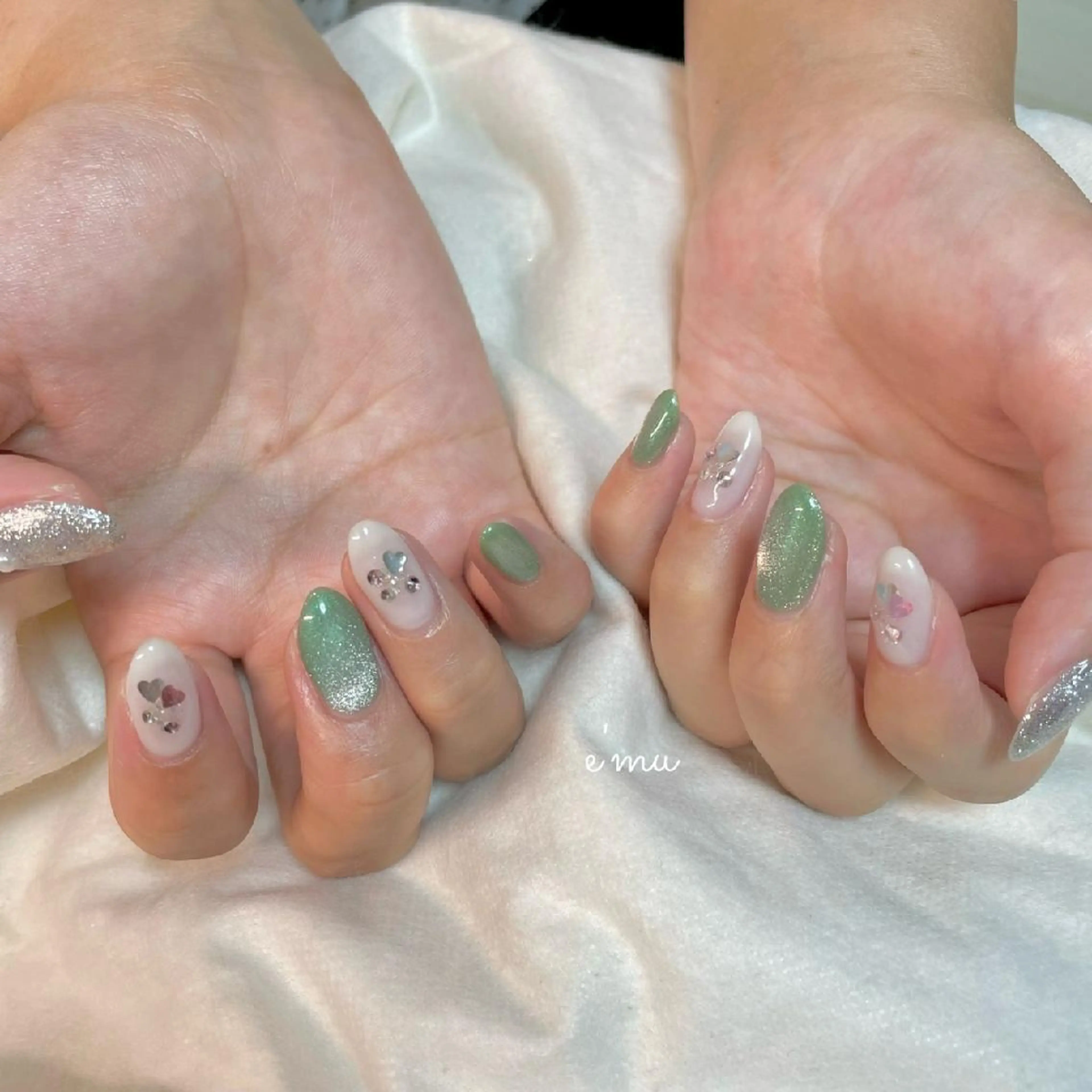 ネイル グリーン キラキラネイル マグネットネイル ハンドネイル nail salon e'mu💐のネイルデザイン