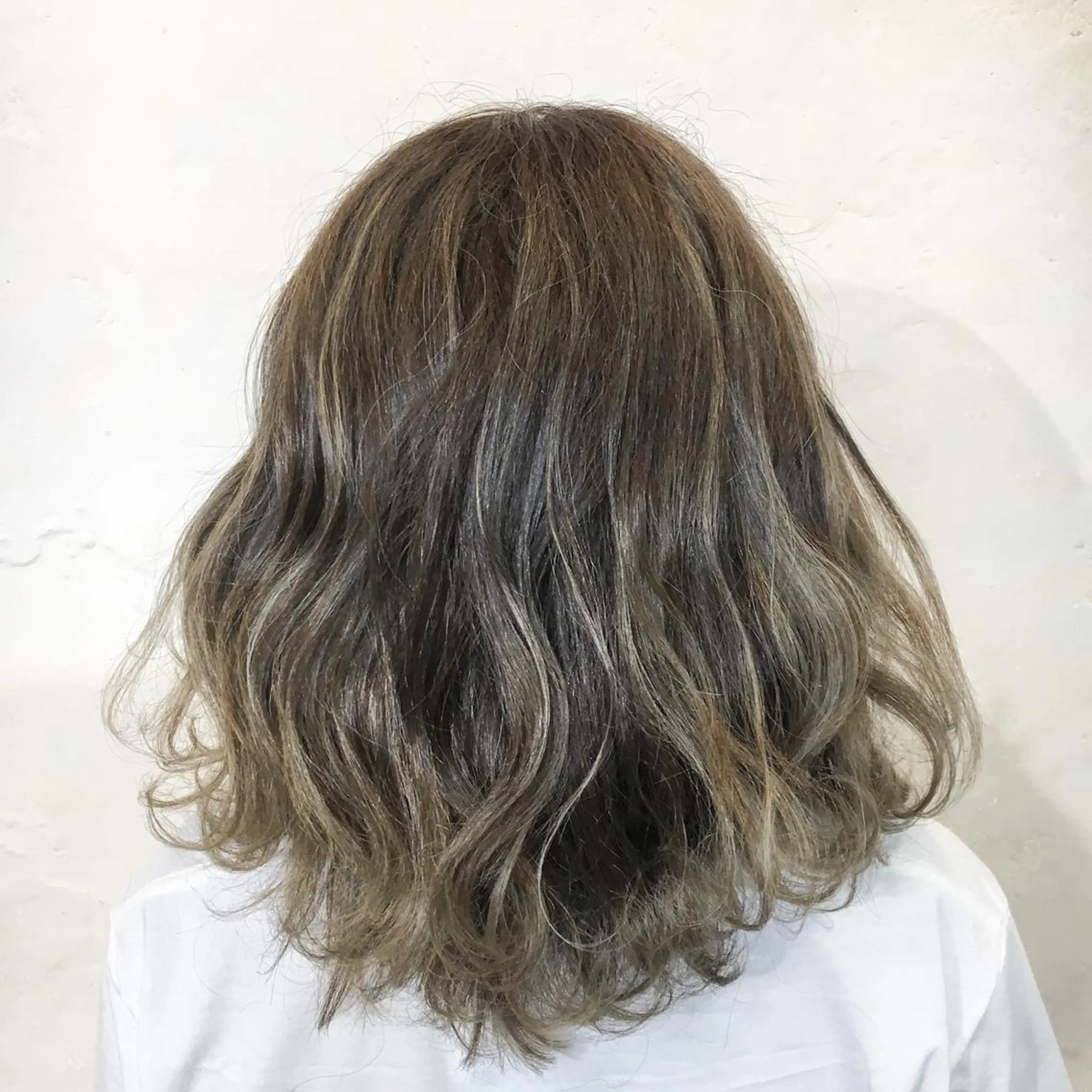 ミディアム カラー パーマ ヘアアレンジ メンズ キッズ ネイル マツエク・マツパ 結婚式・ブライダル ミディアムパーマ メンズバレイヤージュ センターパート メンズハイライト 角床直哉 カラーカットNO 1のヘアスタイル