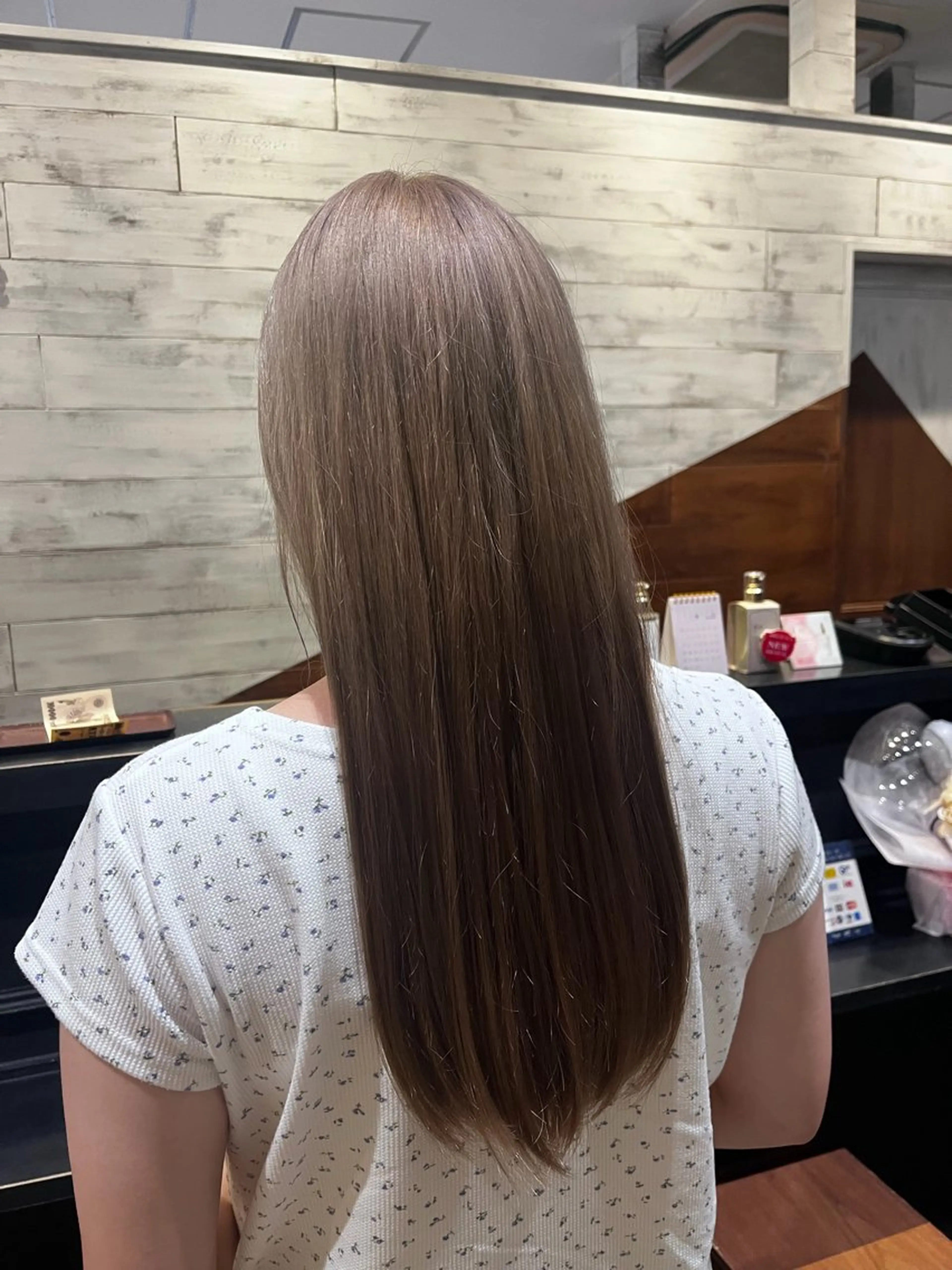 ロング ヘアカラー 平居 舞白のヘアスタイル