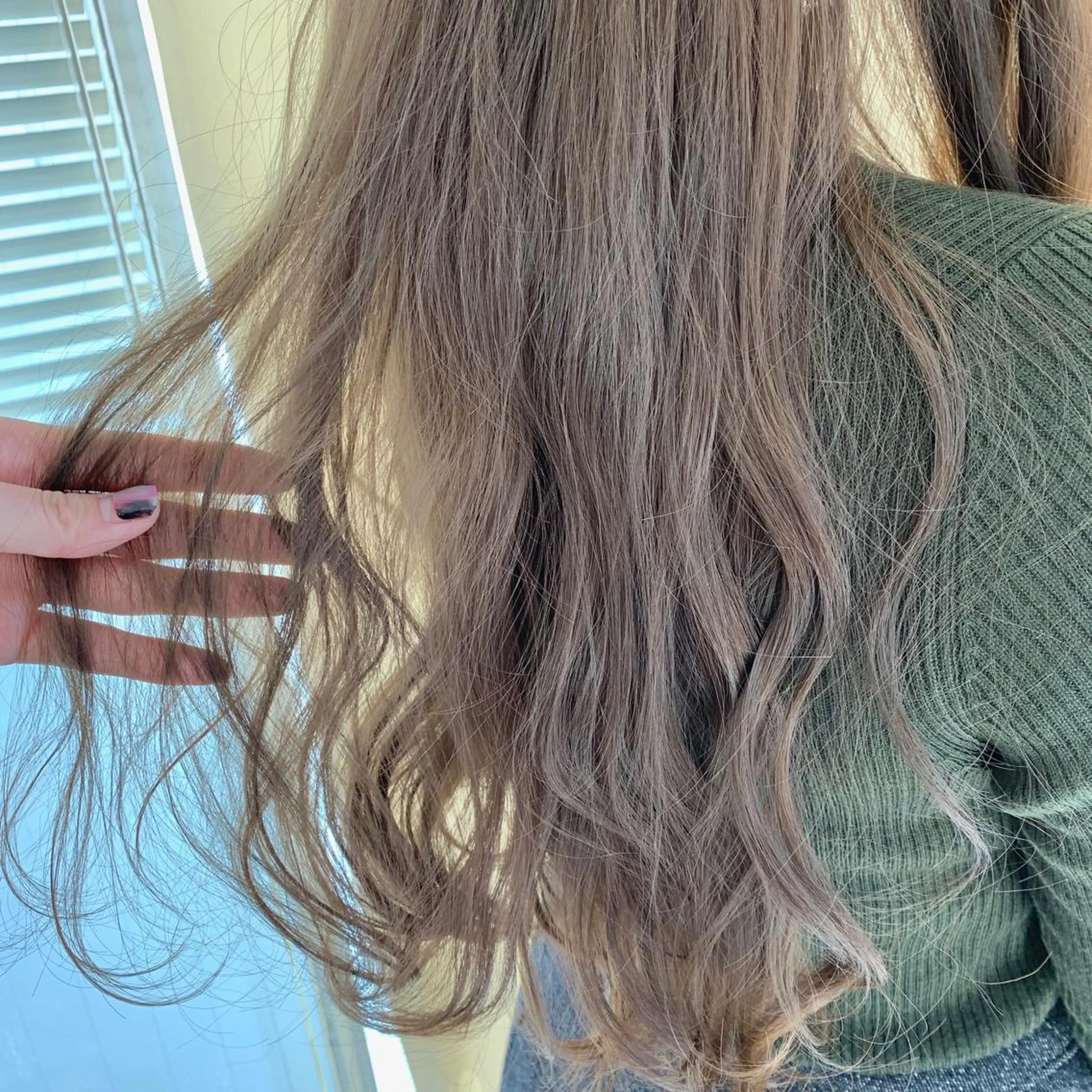 ロング カラー ベージュカラー ヘアカラー トリートメント 加藤 綾華のヘアスタイル