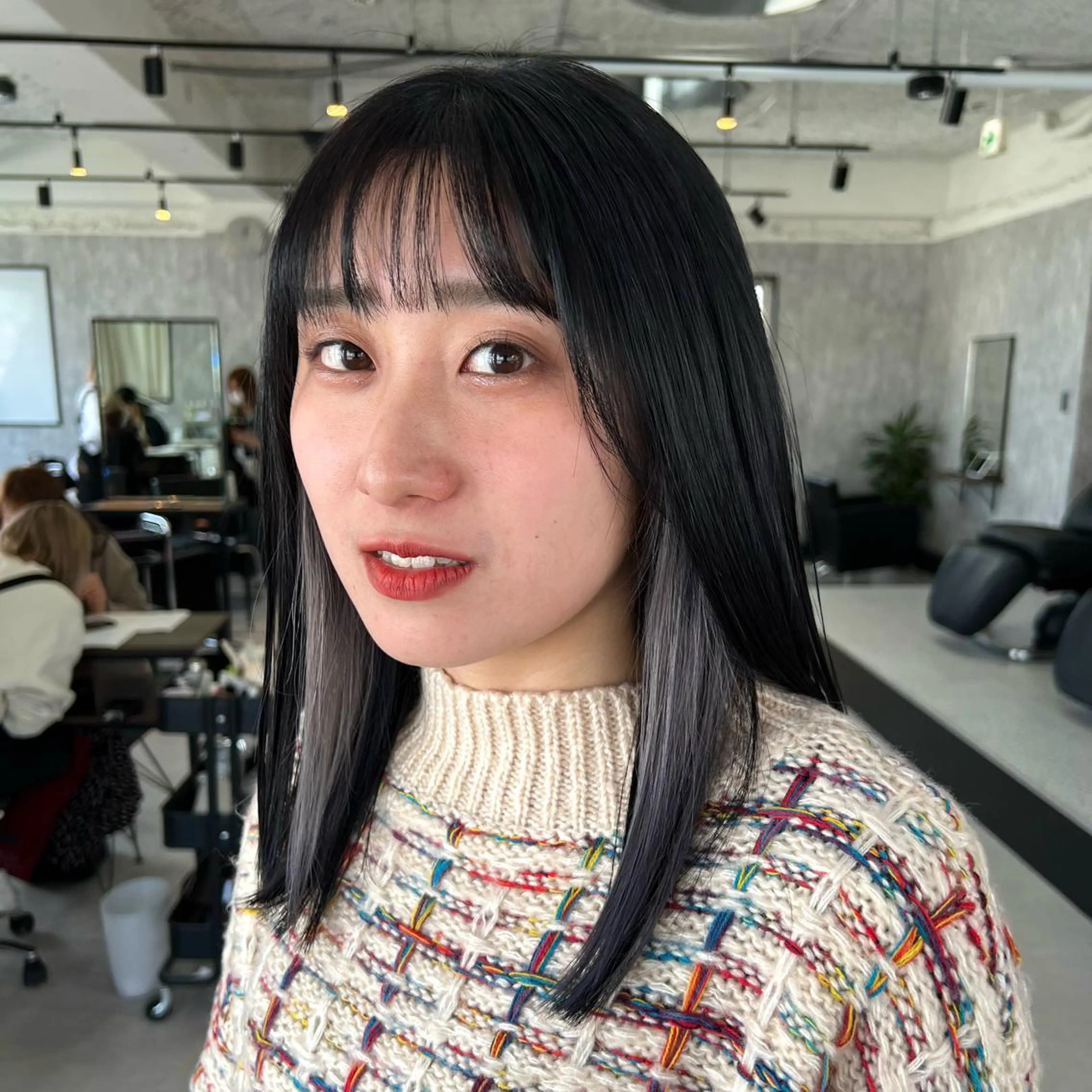 セミロング カラー ヘアアレンジ ブリーチ イヤリングカラー シルバー TIDEHAIR SHIHOのヘアスタイル