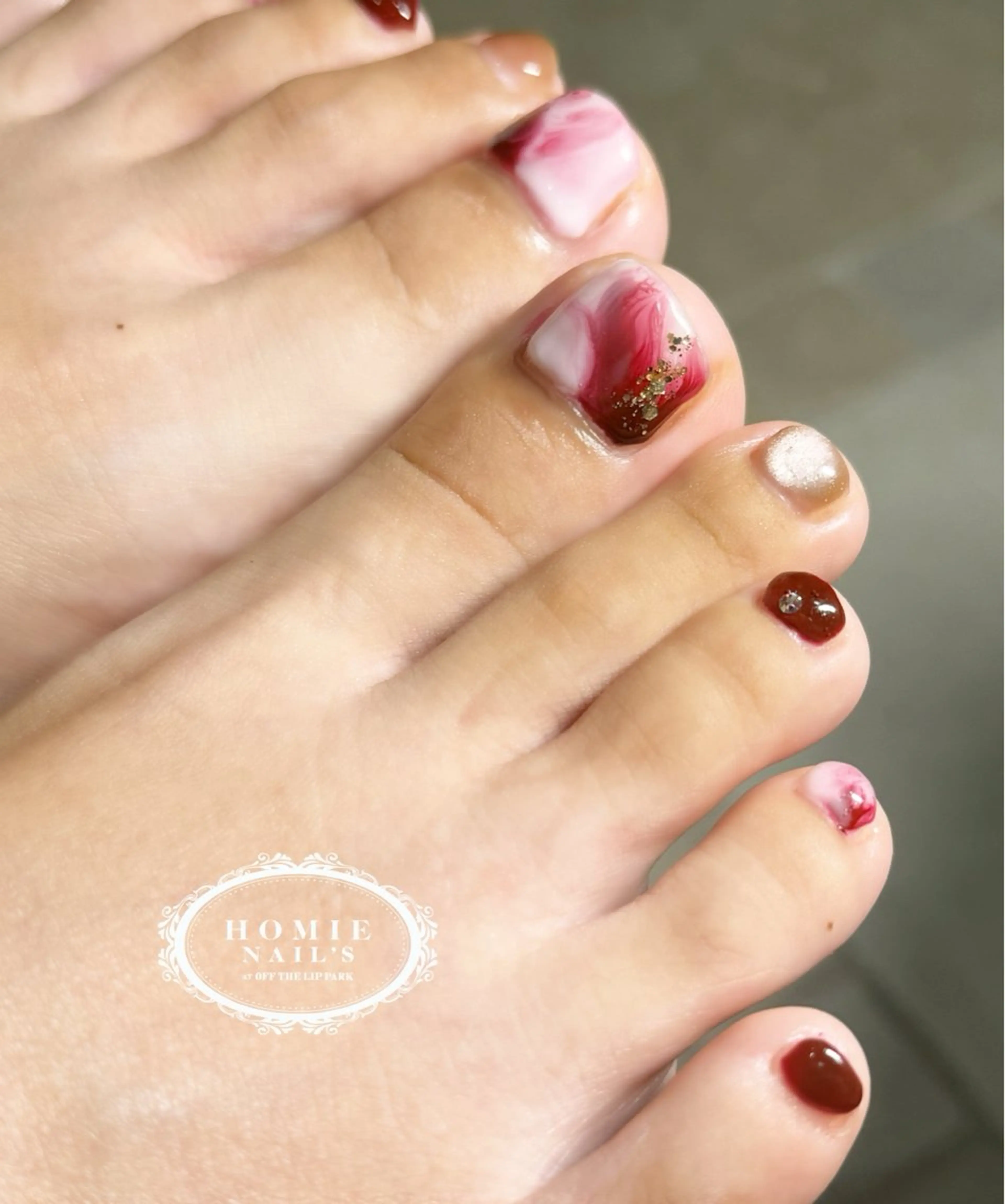 ネイル フットネイル ニュアンスネイル 赤色 オフザリップパーク Asamiのネイルデザイン