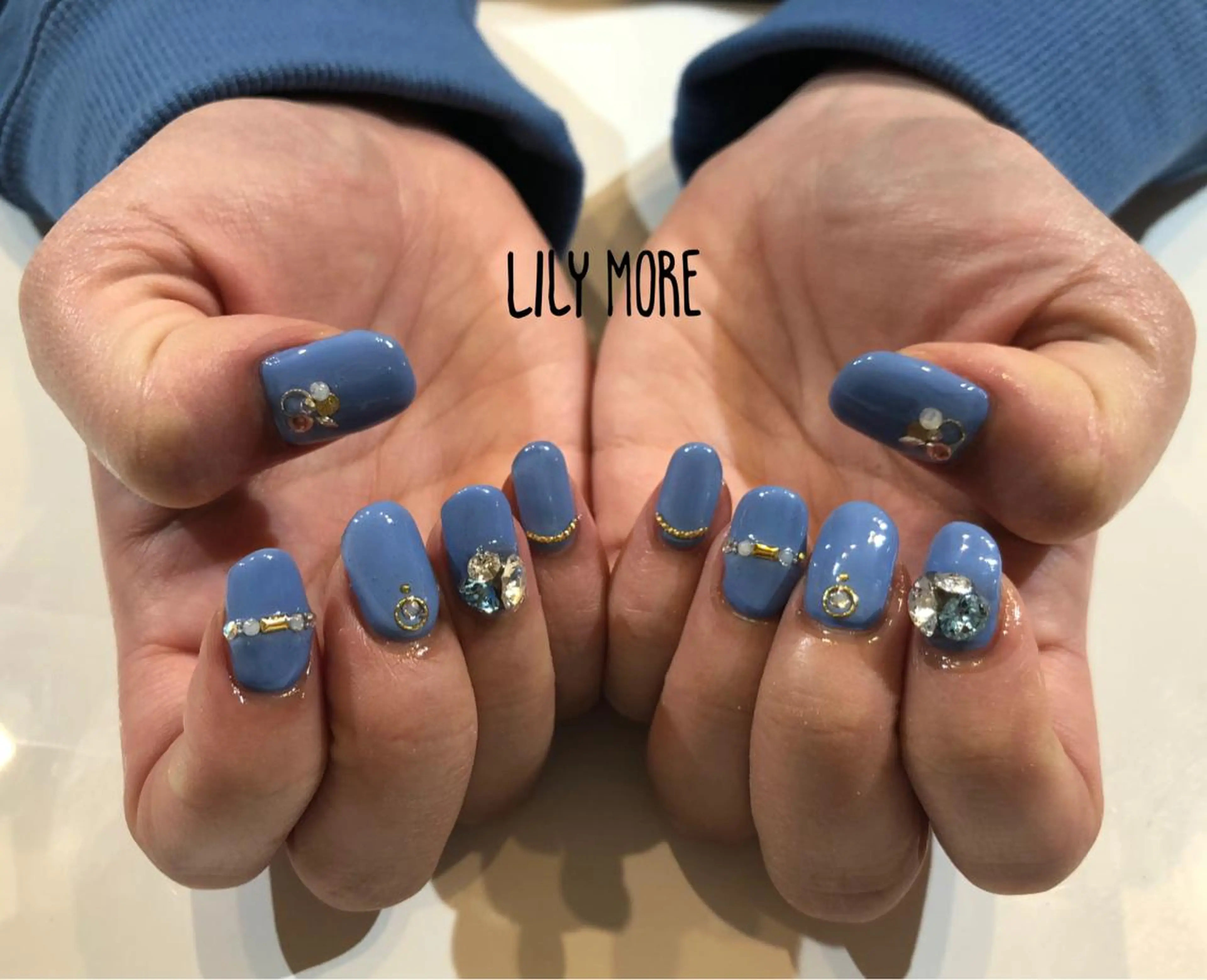 ネイル ストーンネイル Lily closetのネイルデザイン