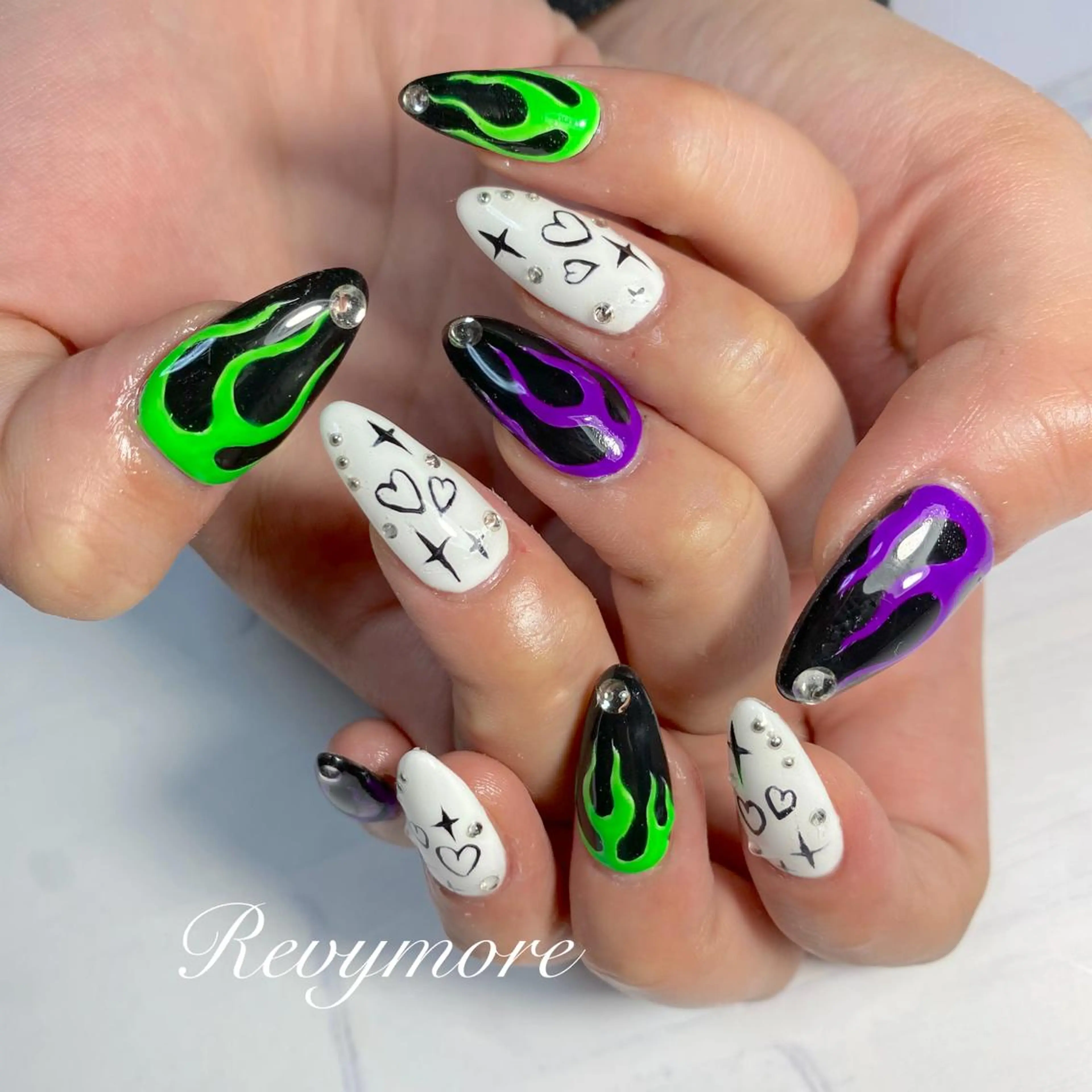ミディアム ネイル 韓国風ヘア アートネイル ジェルネイル キラキラネイル 韓国ネイル nail salon Revymore所属・nail salon Revymoreのネイルデザイン
