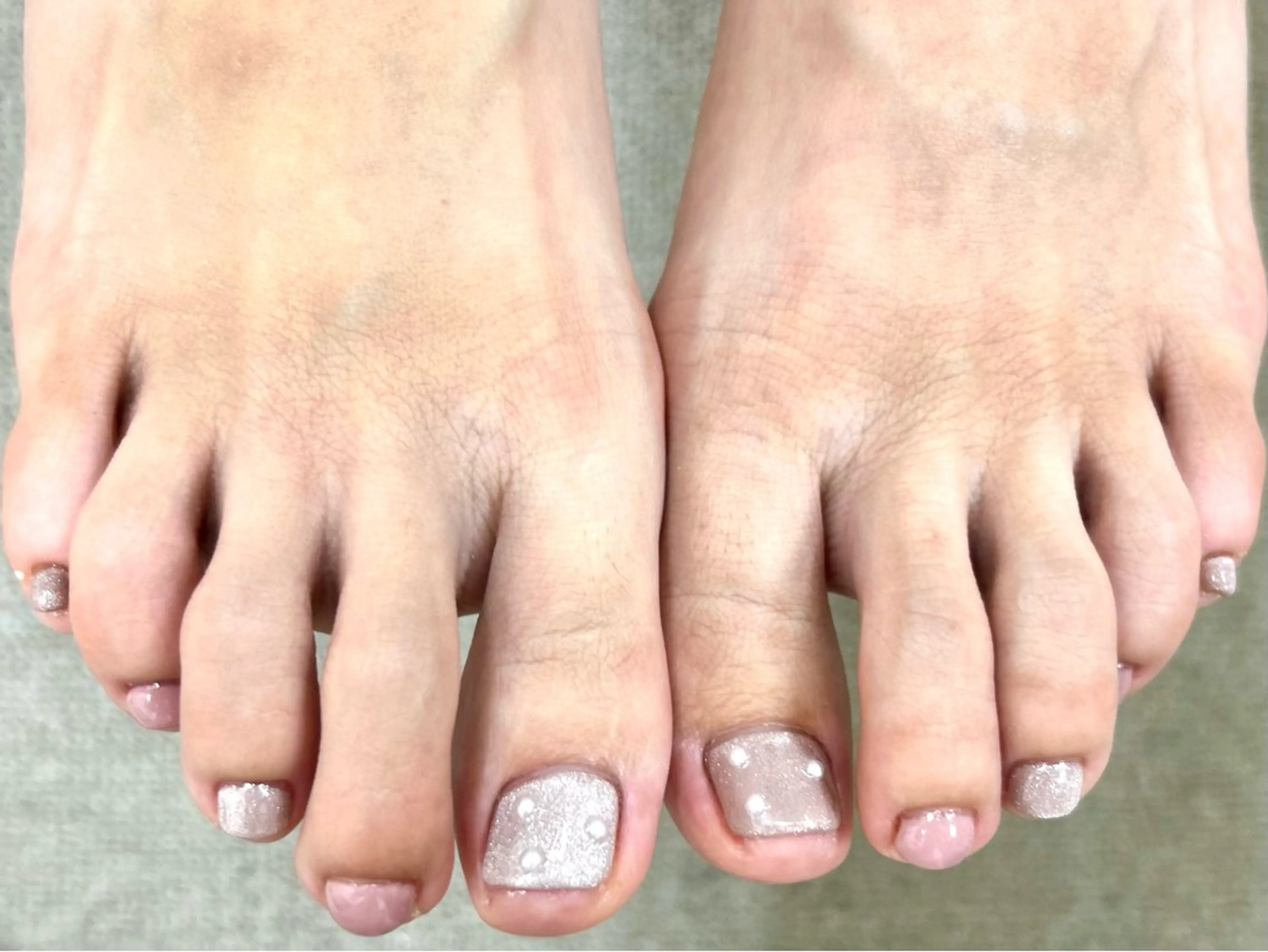 研修生🍀《オフなし》ワンカラー/ラメグラ🦶の写真