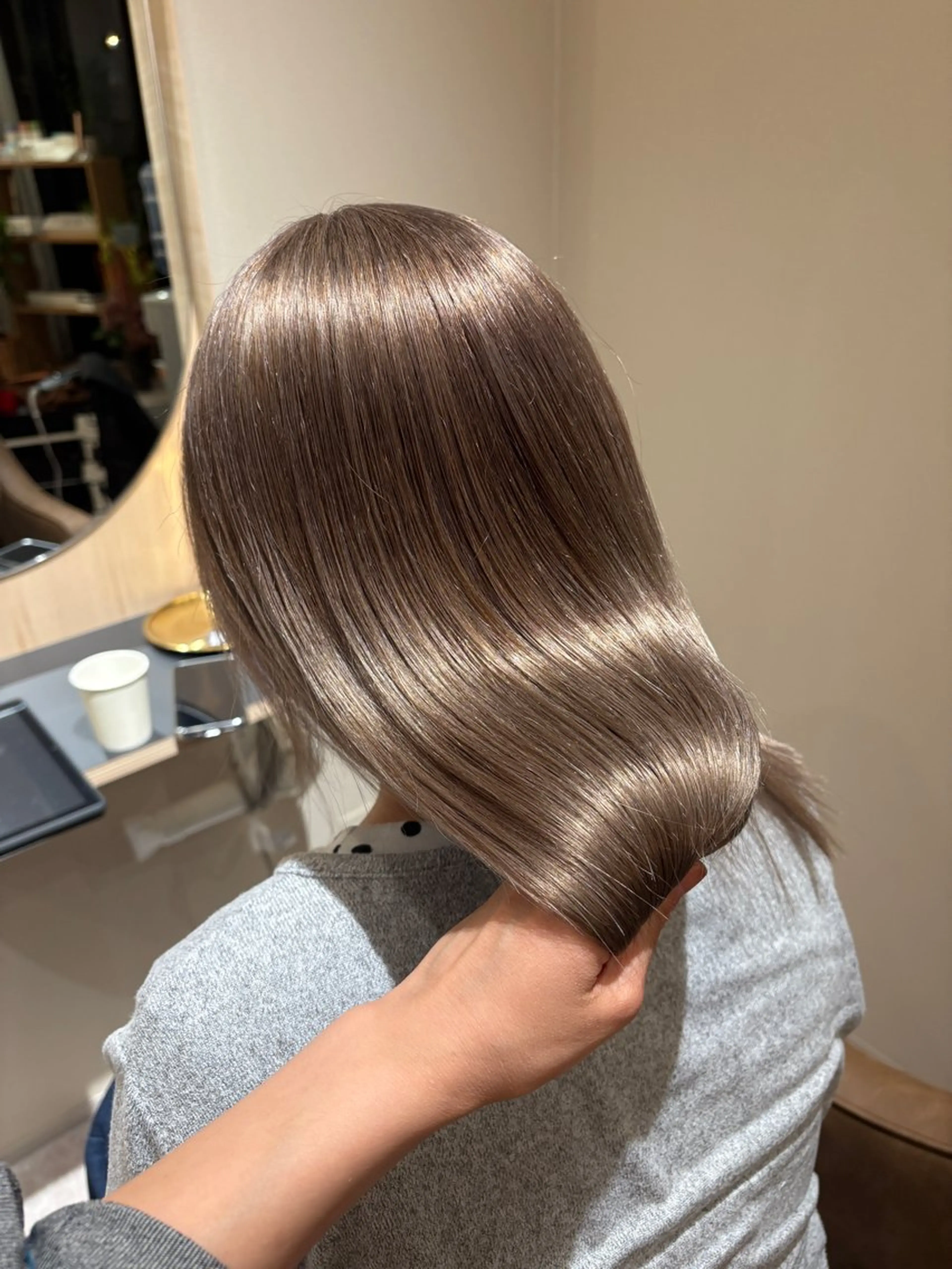 ミディアム 西田 朋華のヘアスタイル