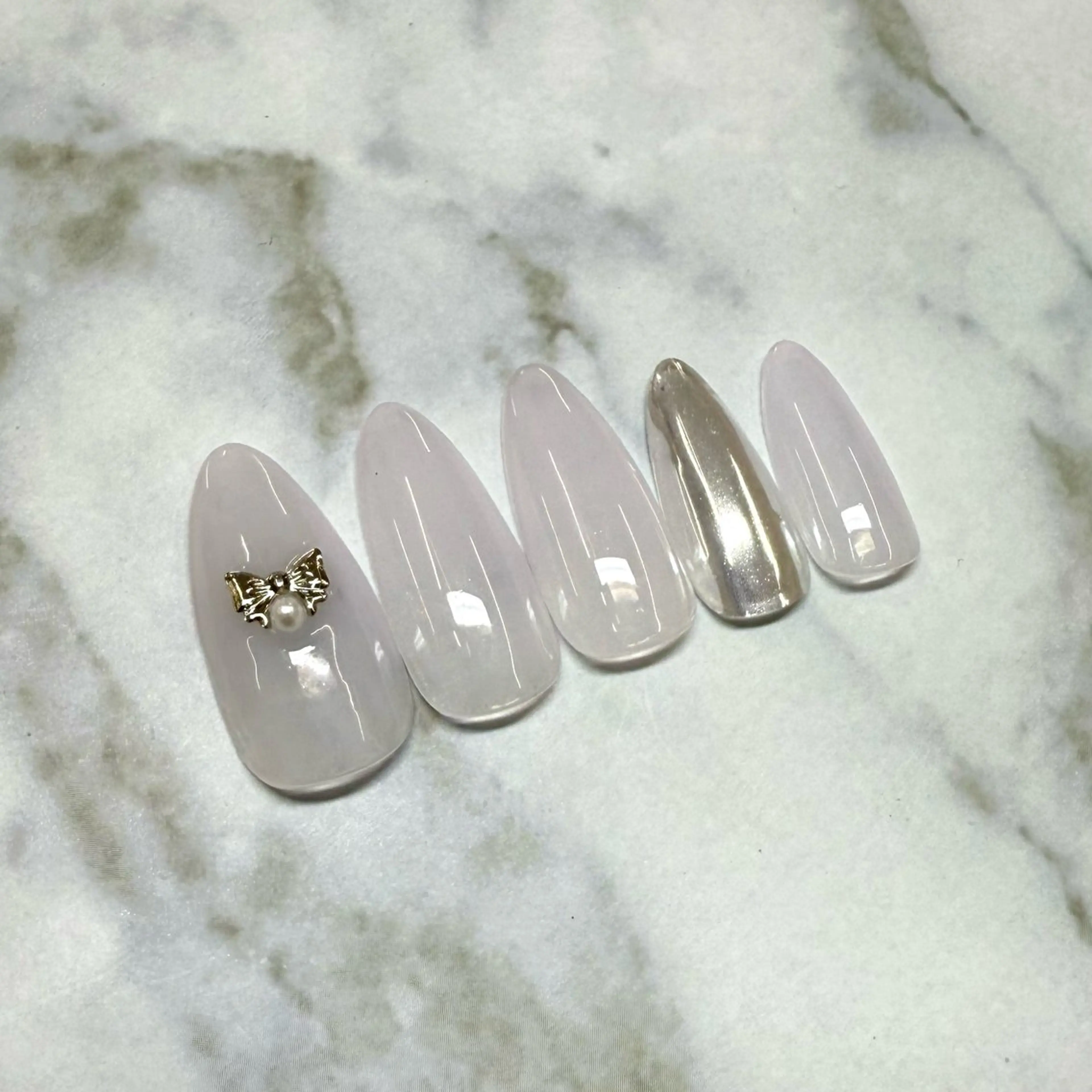 ネイル ミラーネイル パープル リボン シルバー ホワイト ハンドネイル Amie NAILのネイルデザイン