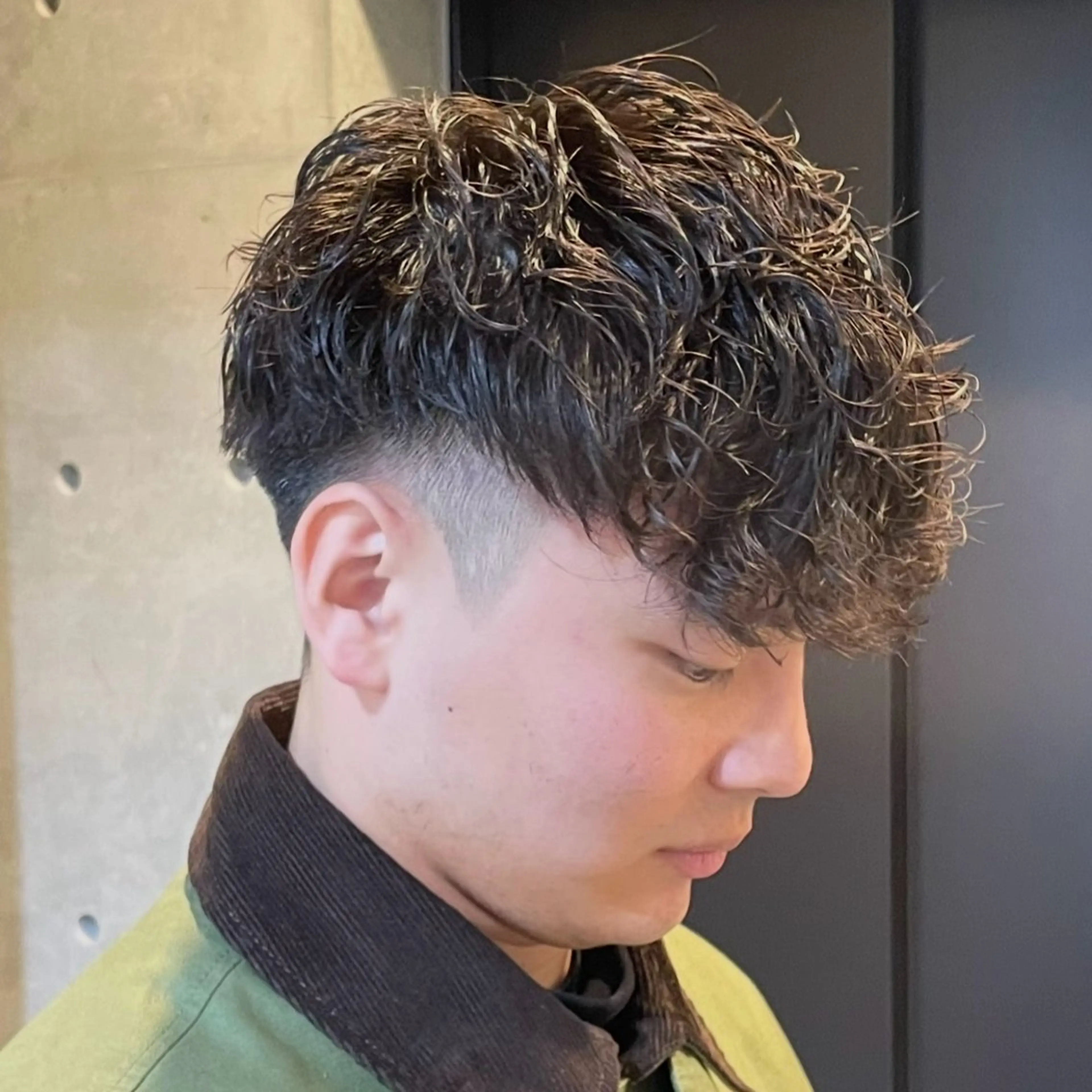 ショート パーマ メンズ メンズパーマ 波巻きパーマ ニュアンスパーマ カット パーマ 中崎町メンズパーマ/ シャドウ/山下拓実のヘアスタイル