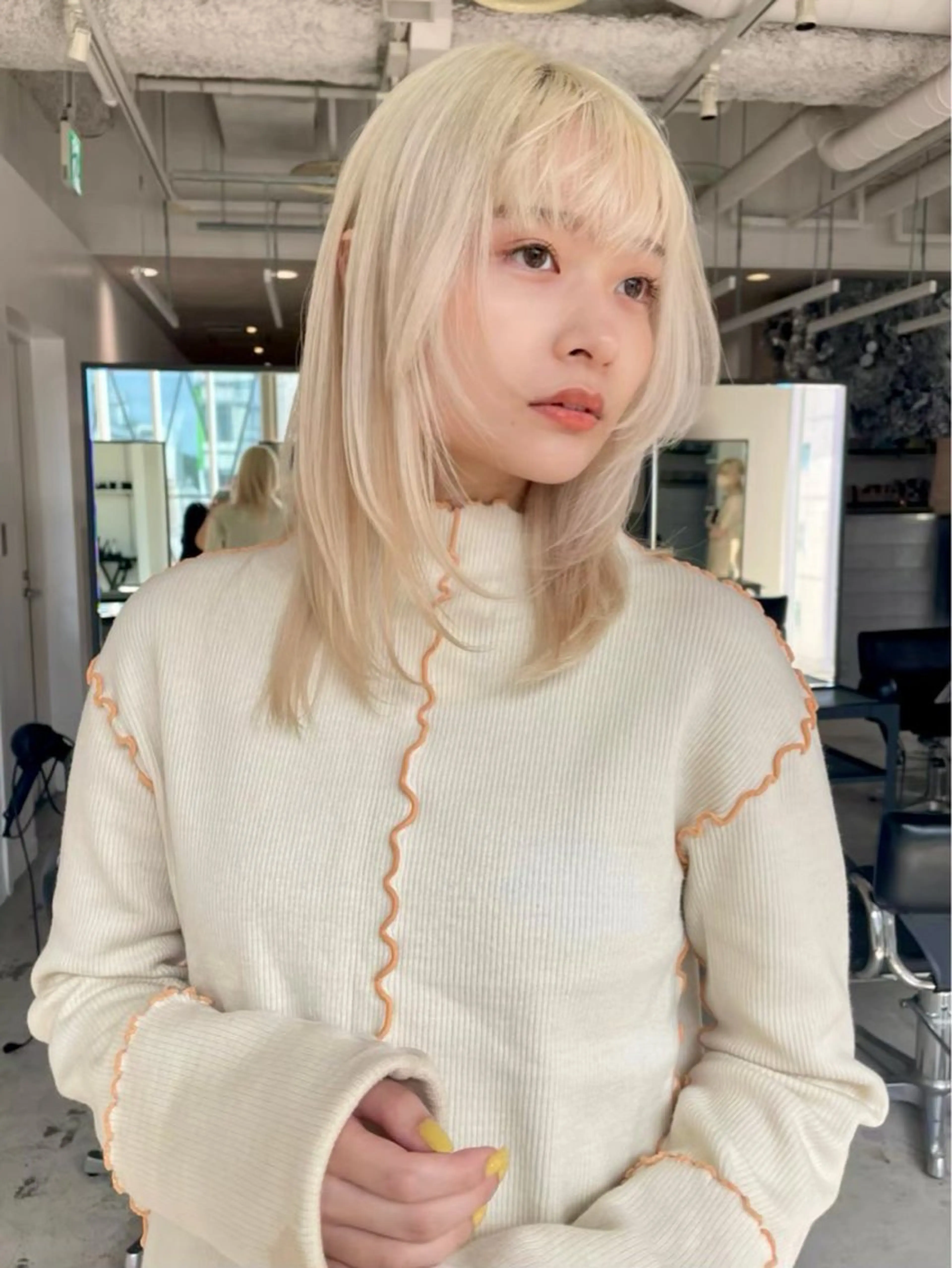 セミロング カット ヘアカラー トリートメント ヘアセット 透明感ブリーチ ハイトーンウエダのヘアスタイル