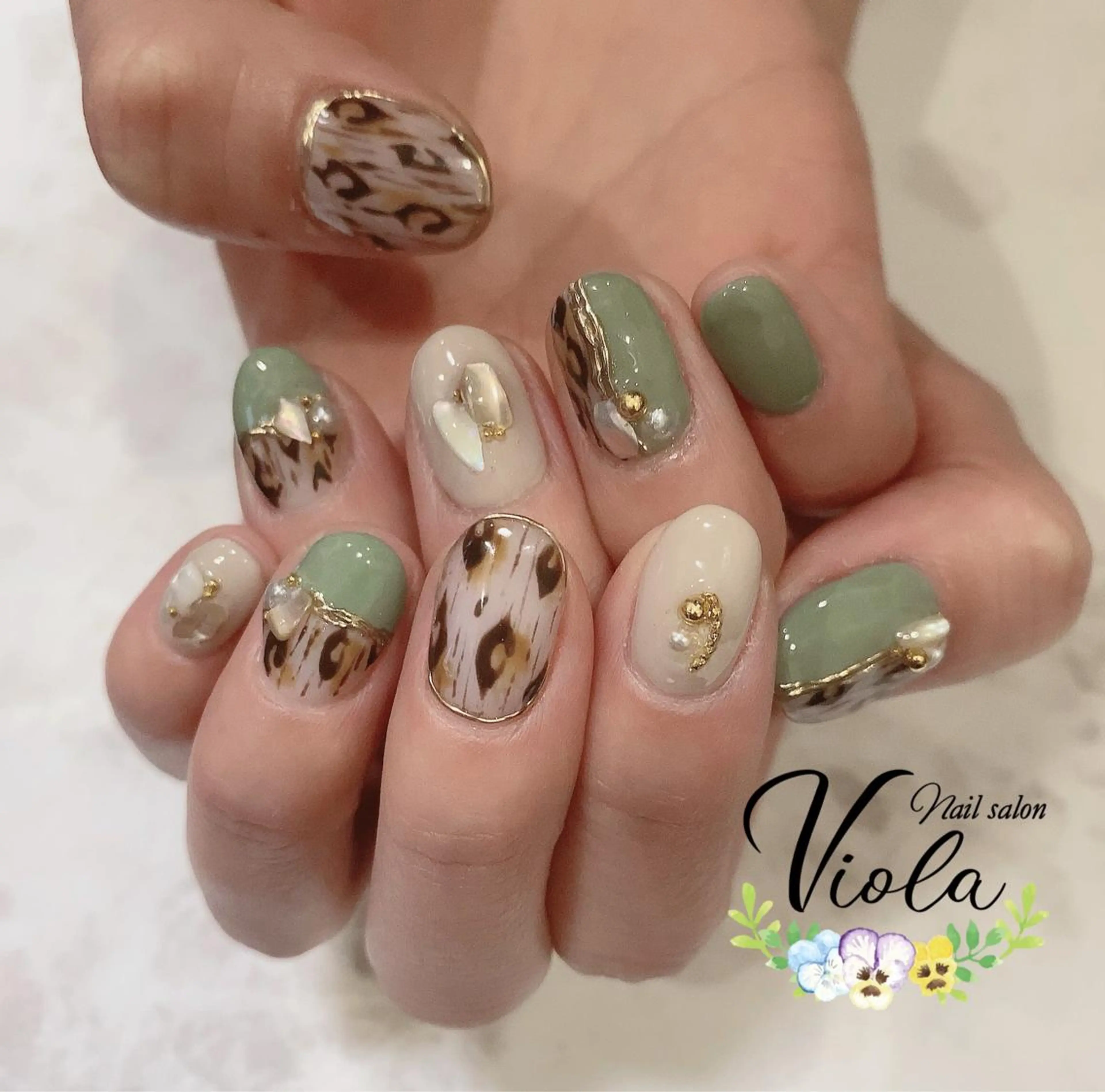 ネイル グリーン ミラーネイル ショートネイル Nailsalon Viola所属・ネイルサロン Violaのネイルデザイン