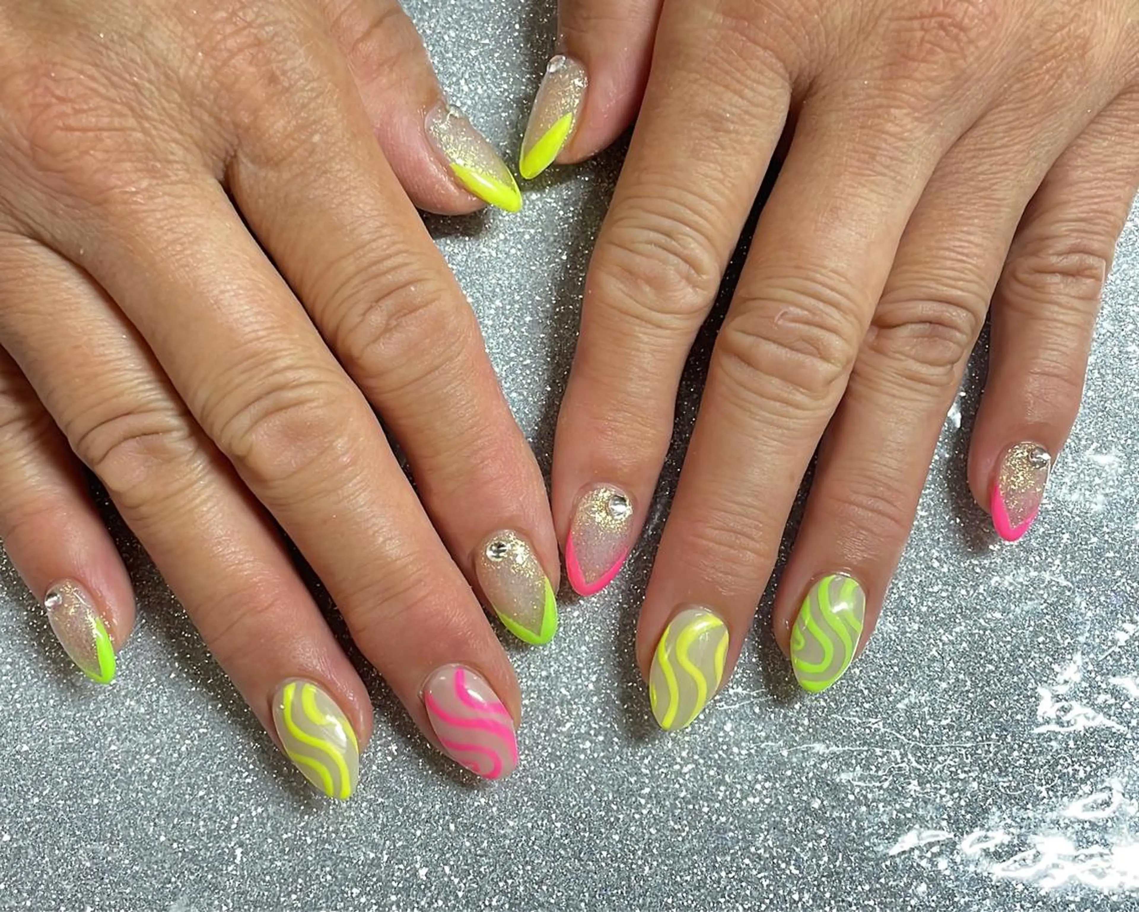 ネイル ハンドネイル VIERU 🌈🎀💖のネイルデザイン