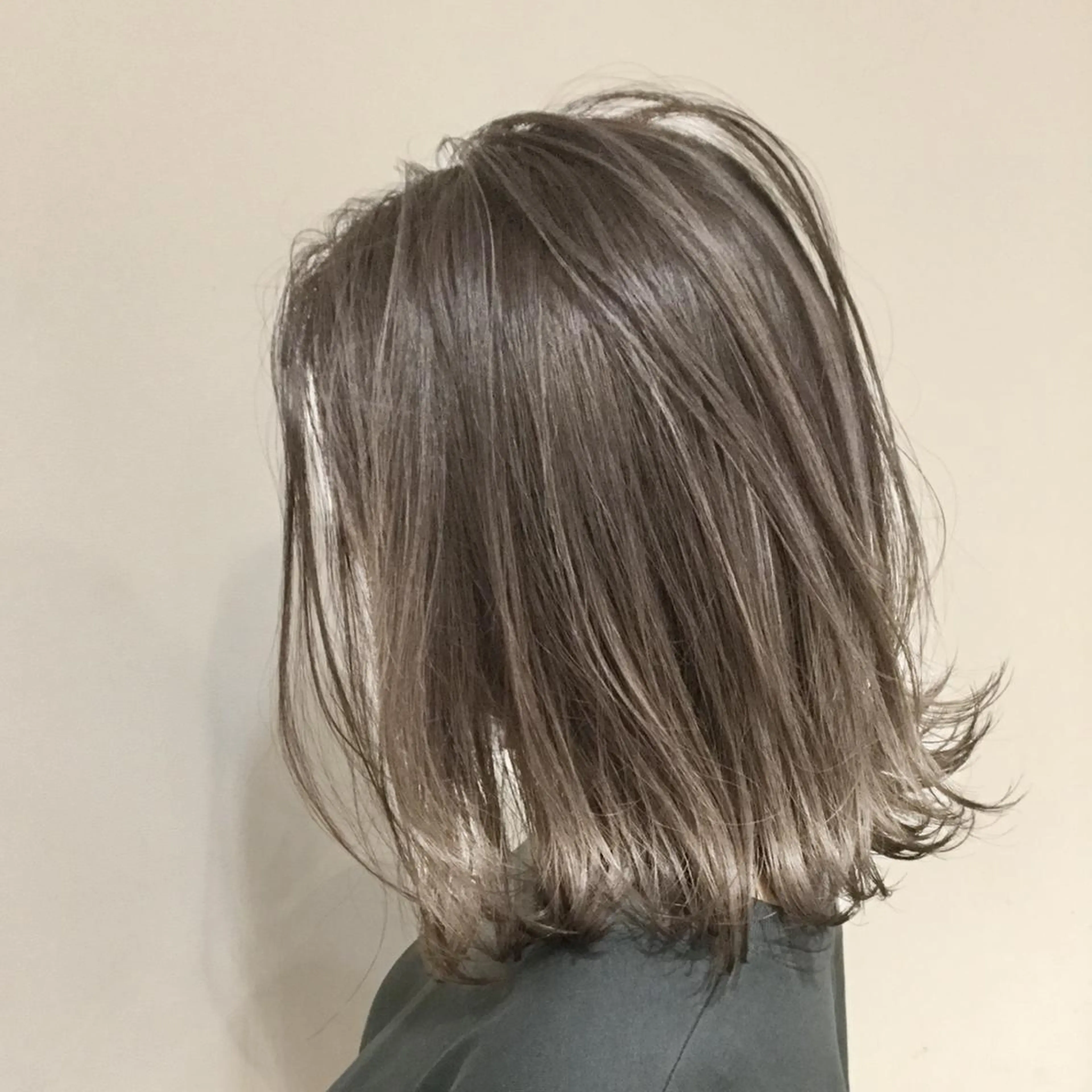 ショート カラー アッシュ アッシュグレー アッシュグレージュ バレイヤージュ ミストバング AMI Hair  supply所属・髪質改善カラー 韓国風レイヤーのヘアスタイル