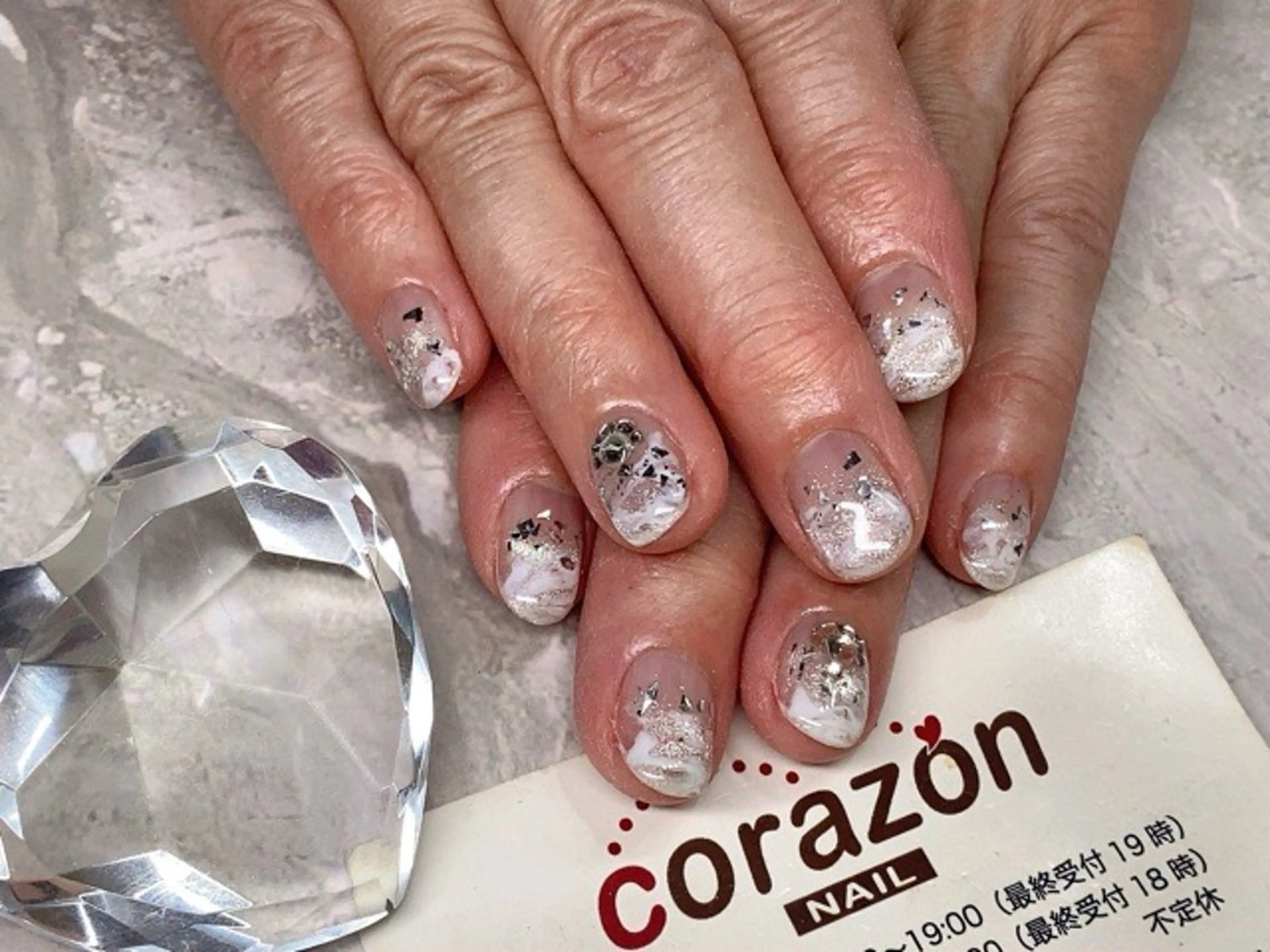 ネイル キラキラネイル マグネットネイル 大理石ネイル(マーブル) シルバー ストーンネイル ハンドネイル ハンドケア corazon所属・ネイリスト aicoのネイルデザイン