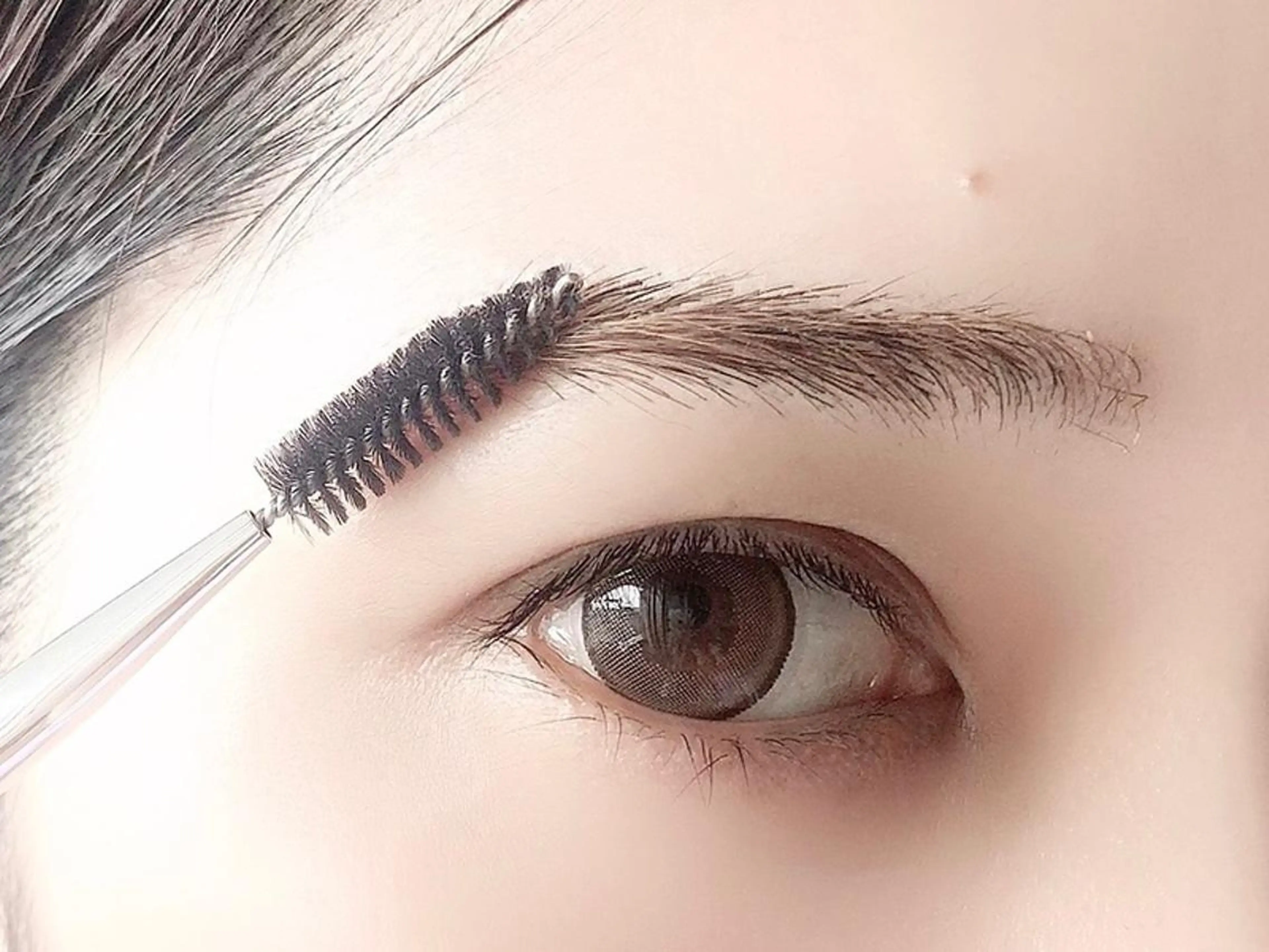 眉カットの写真