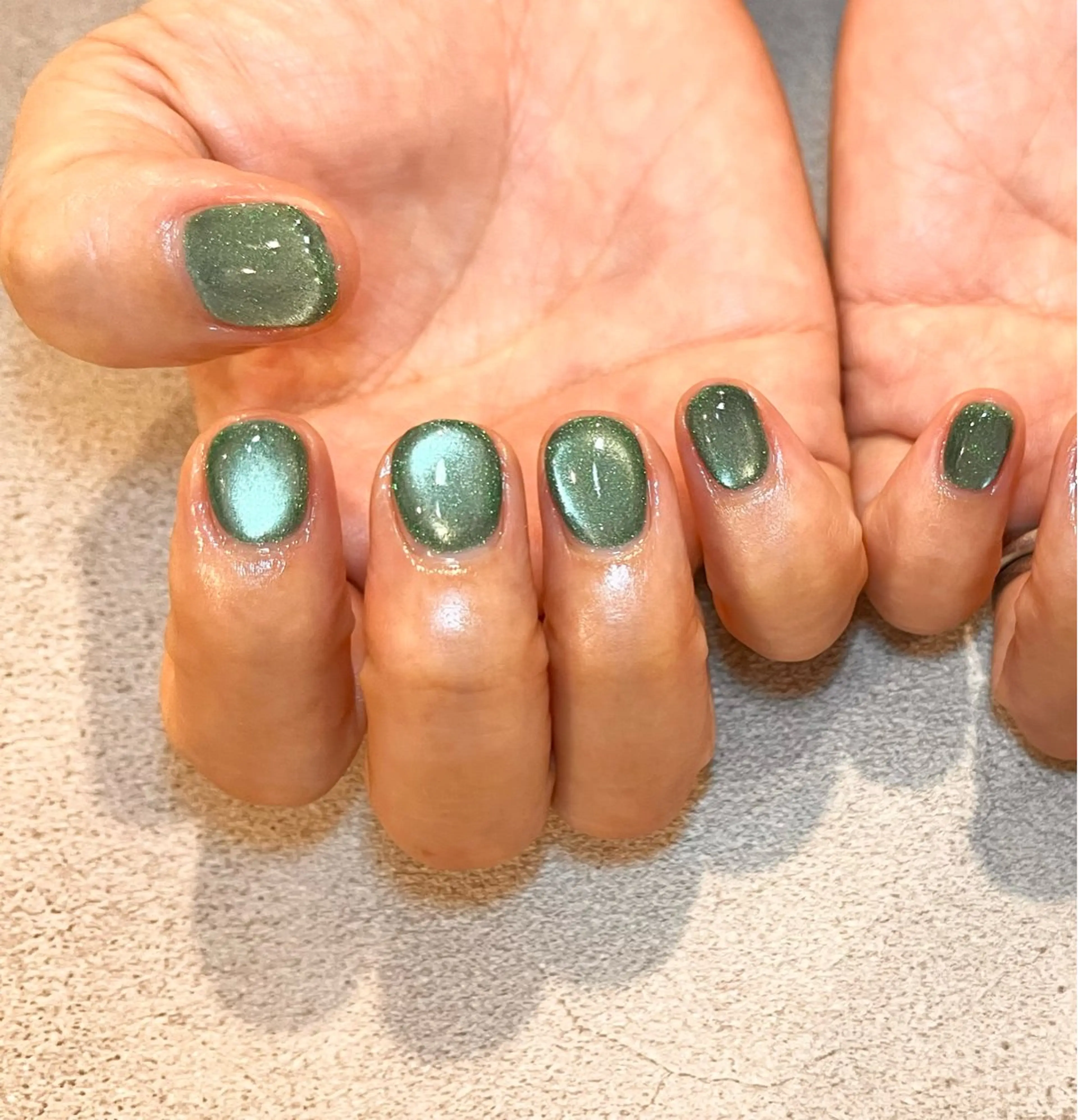 ネイル フラッシュネイル グリーン キラキラネイル フットネイル AT.1011(アトリエテンイレブン)所属・AT.1011 (ハルカ)のネイルデザイン