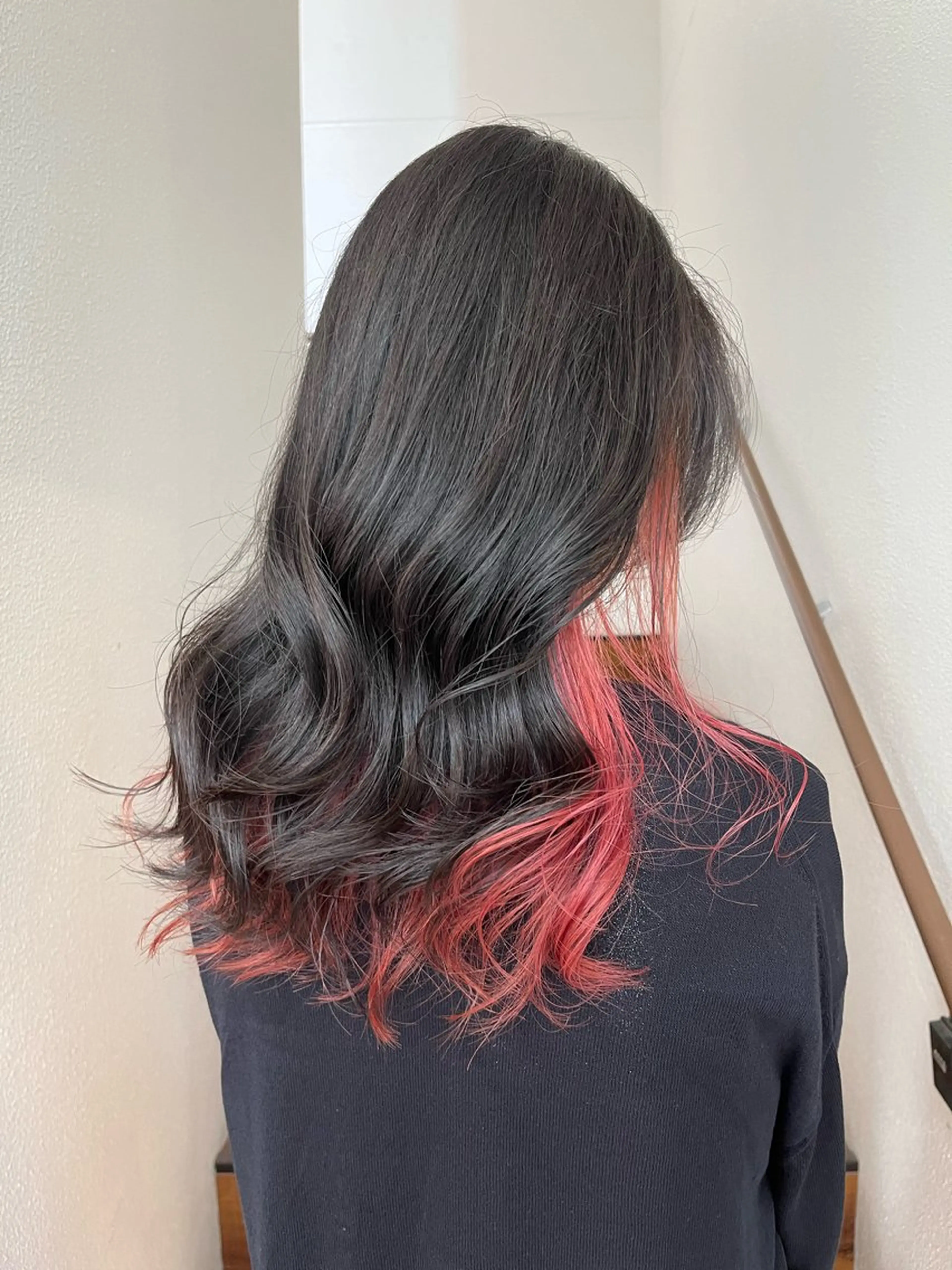 セミロング カラー インナーカラー レッドカラー edge.下北沢 相場堅弥のヘアスタイル