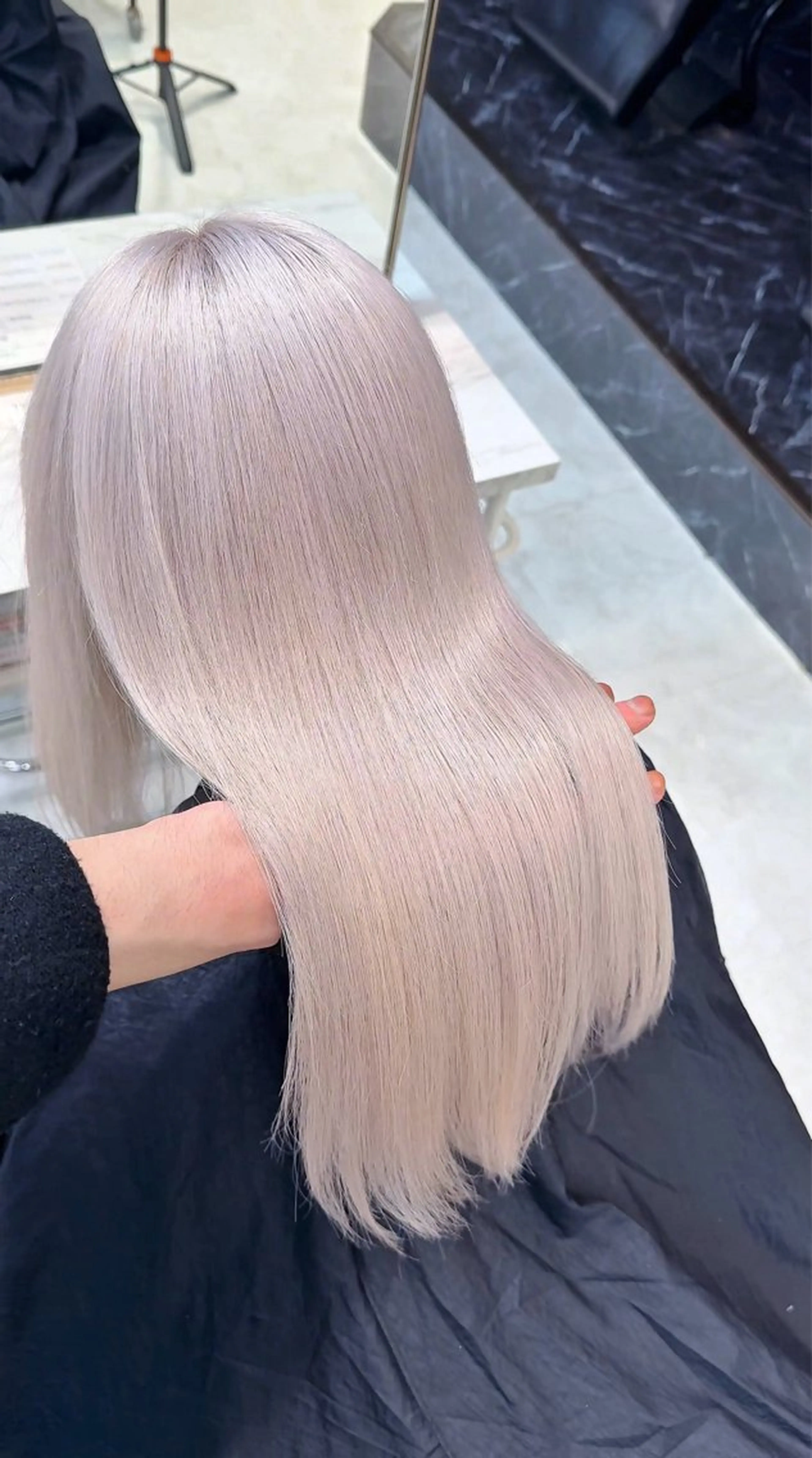 ミディアム カラー ヘアアレンジ ベージュカラー ブリーチ ブロンド デザインカラー ミルクティーベージュ ヘアカラー ハイトーン職人/ ムラ修正/拓真のヘアスタイル