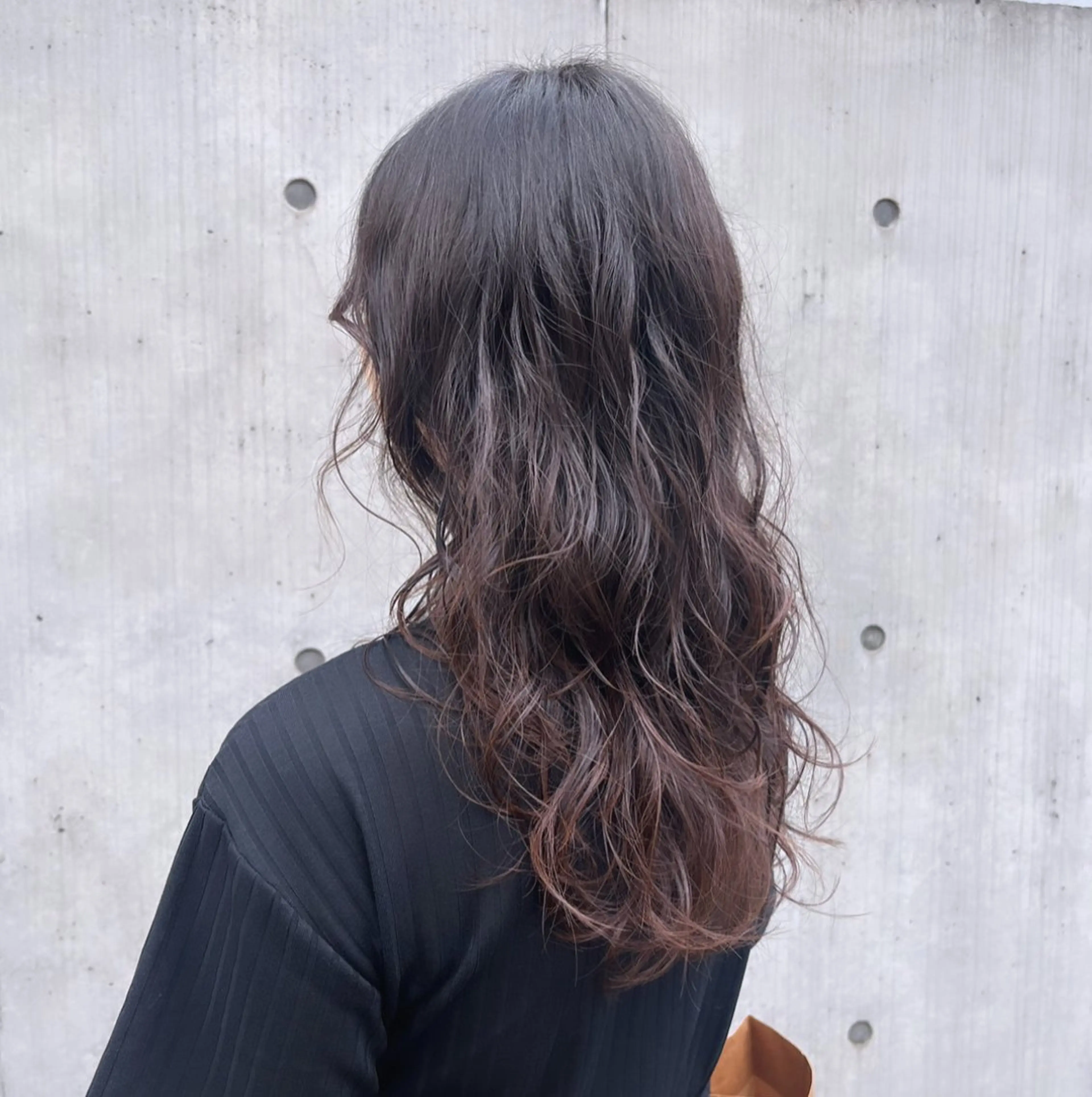 セミロング パーマ セミロングパーマ 外国人風カラー レイヤーカット ウルフカット ニュアンスパーマ カット パーマ ヘッドスパ ヘアセット カジュアルを女っぽく 𝗮𝘆𝗮𝗰𝗼のヘアスタイル