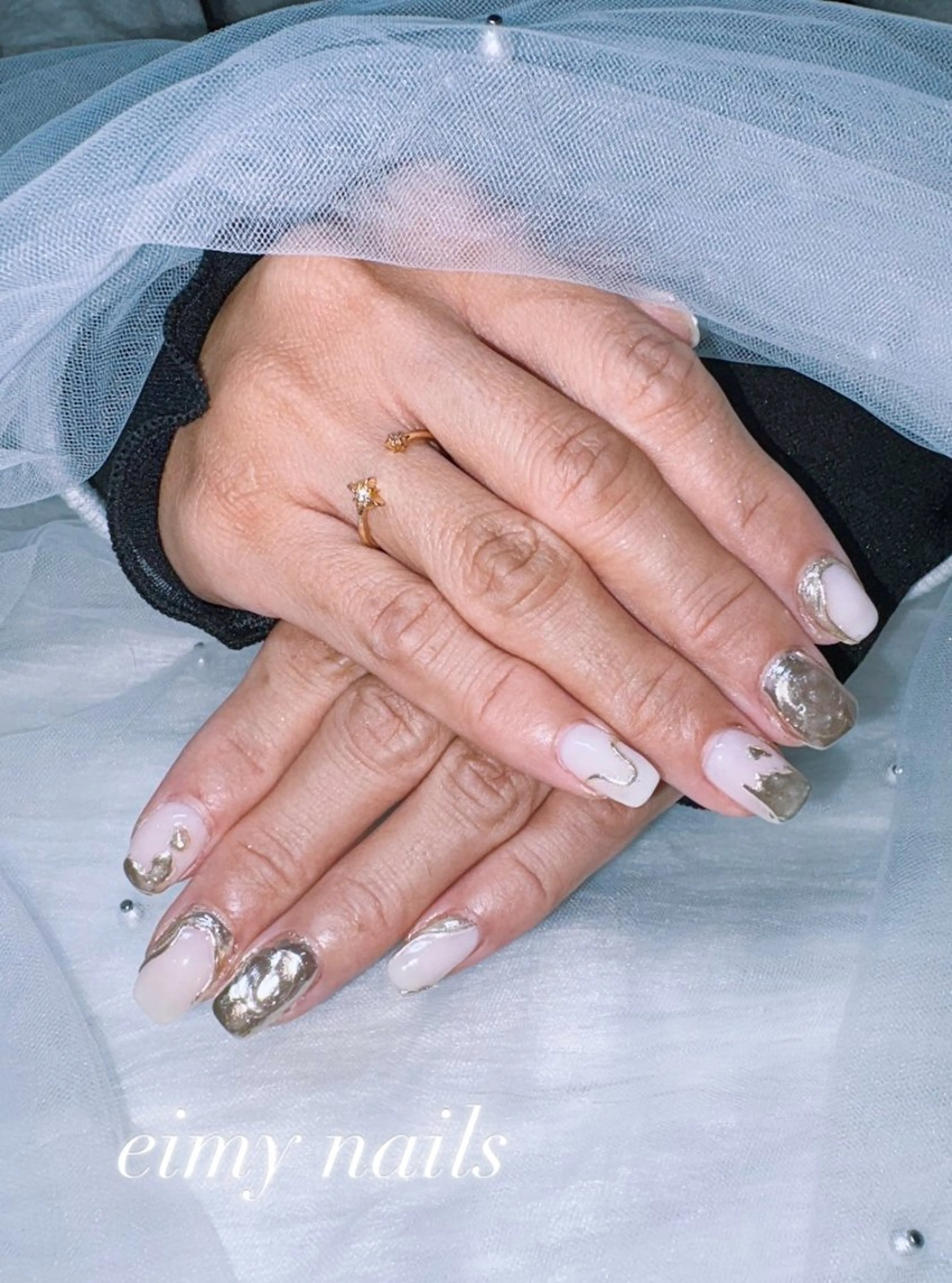 ネイル ゴールド ミラーネイル 持ち込み バレンタイン ホワイト ハンドネイル 🤍eimy nails🤍所属・eimy nails♡のネイルデザイン