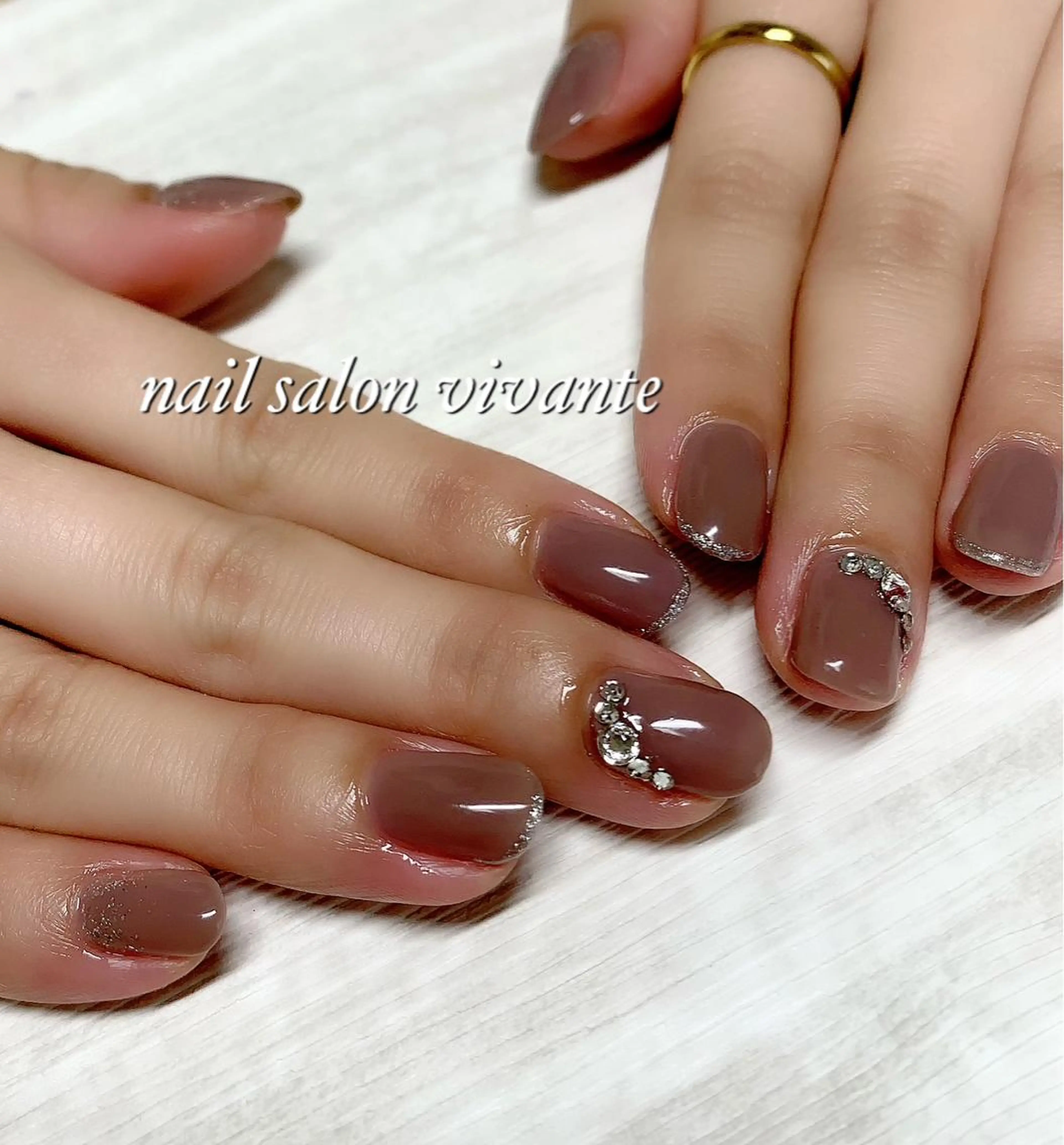 ネイル ブラウン フレンチネイル キラキラネイル ラメ(グリッター) シルバー nail salon vivante所属・nail salon vivanteのネイルデザイン