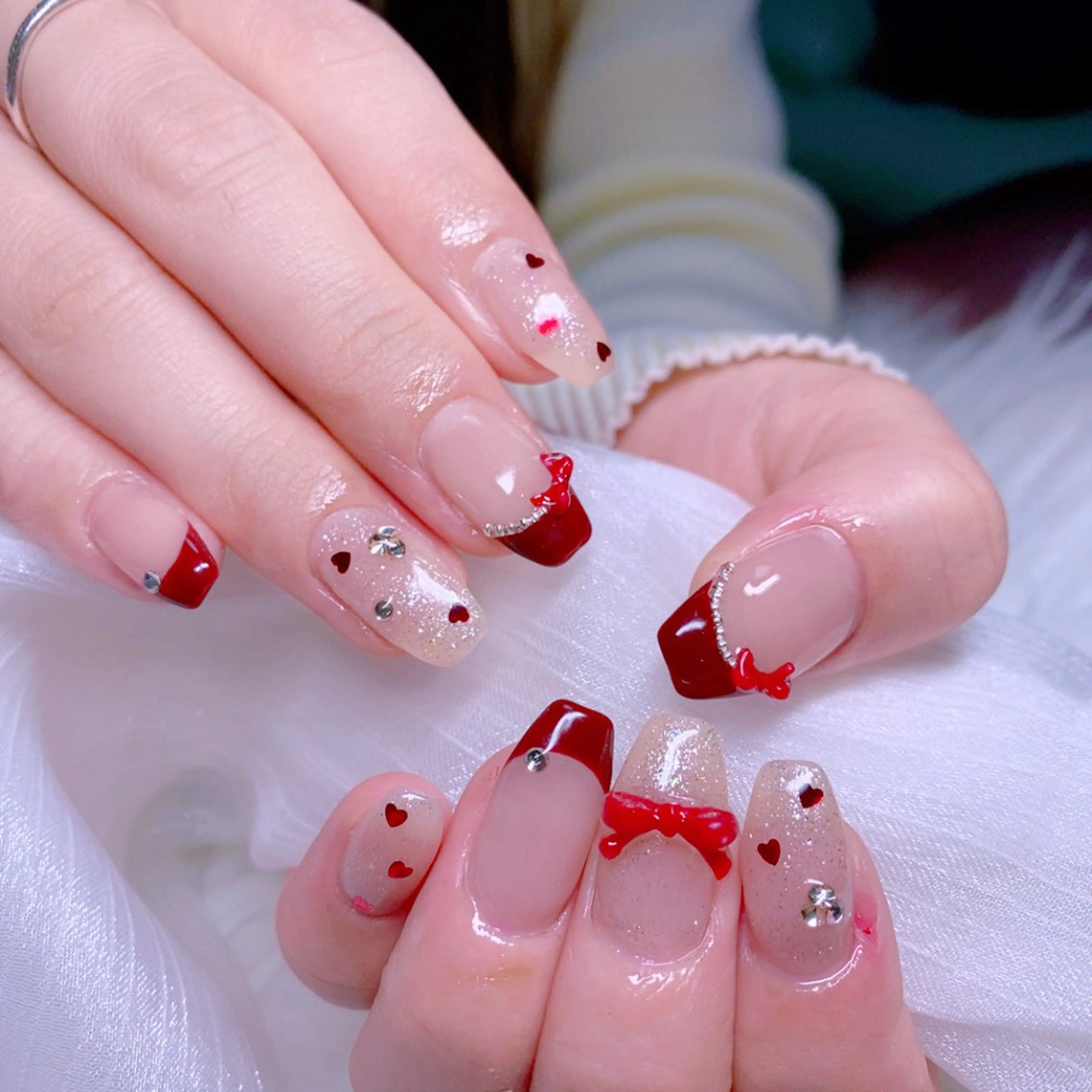 ネイル フレンチネイル 持ち込み リボン スクエアネイル 冬ネイル ハンドネイル Nail Yunaのネイルデザイン